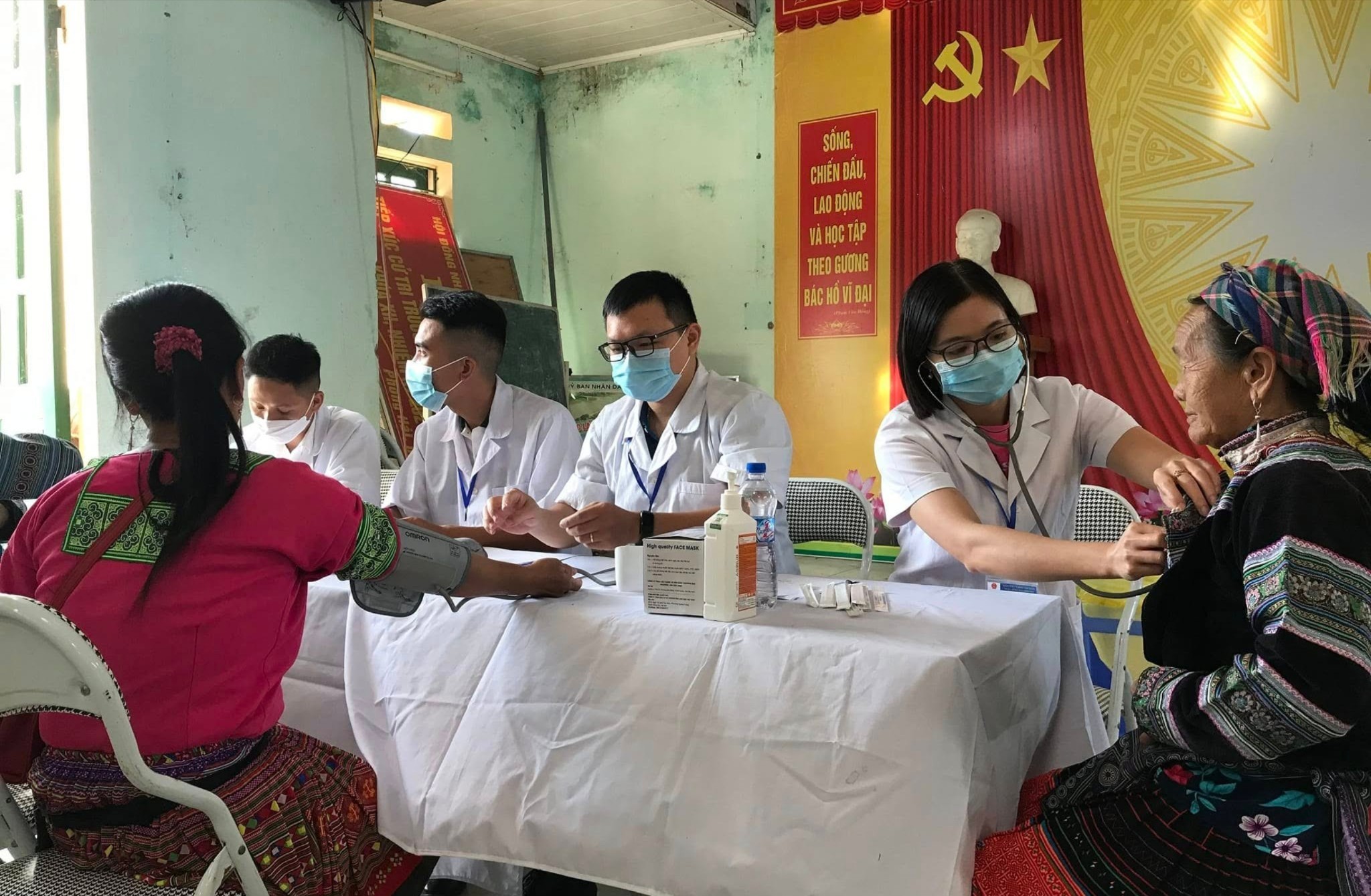 Hoạt động khám sức khỏe tại cộng đồng giúp người dân được tiếp cận dịch vụ y tế chất lượng. 484827831-648109711298723-8174449071228778012-n-856.jpg
