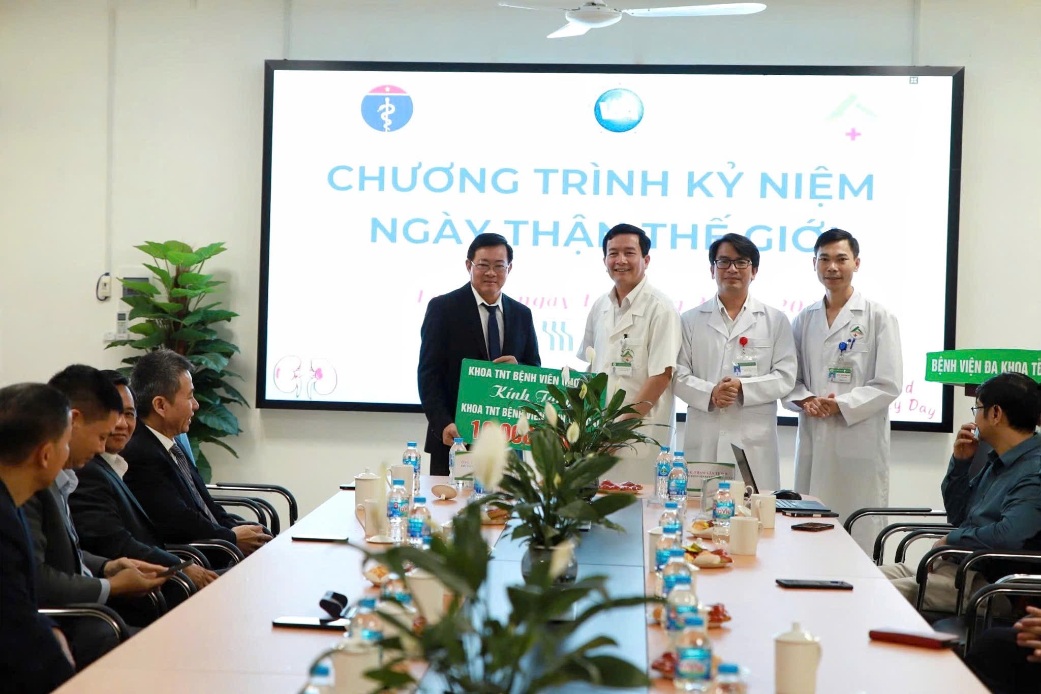 Khoa Thận nhân tạo, Bệnh viện Chợ Rẫy tặng Khoa Thận nhân tạo, Bệnh viện Đa khoa tỉnh Lào Cai 10 triệu đồng. z6403639841980-e946edd271f584fe303fb2b9d2082032.jpg