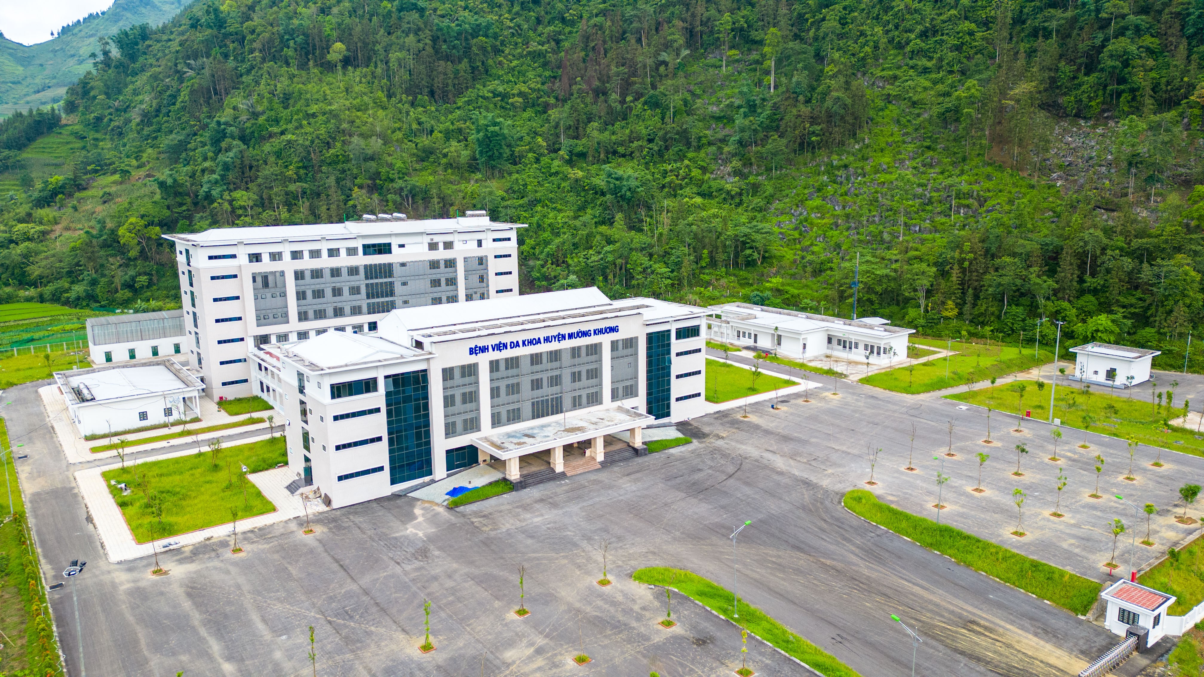 Bệnh viện Đa khoa huyện Mường Khương được đầu tư xây dựng khang trang, hiện đại. dji-0434-5651-2013.jpg