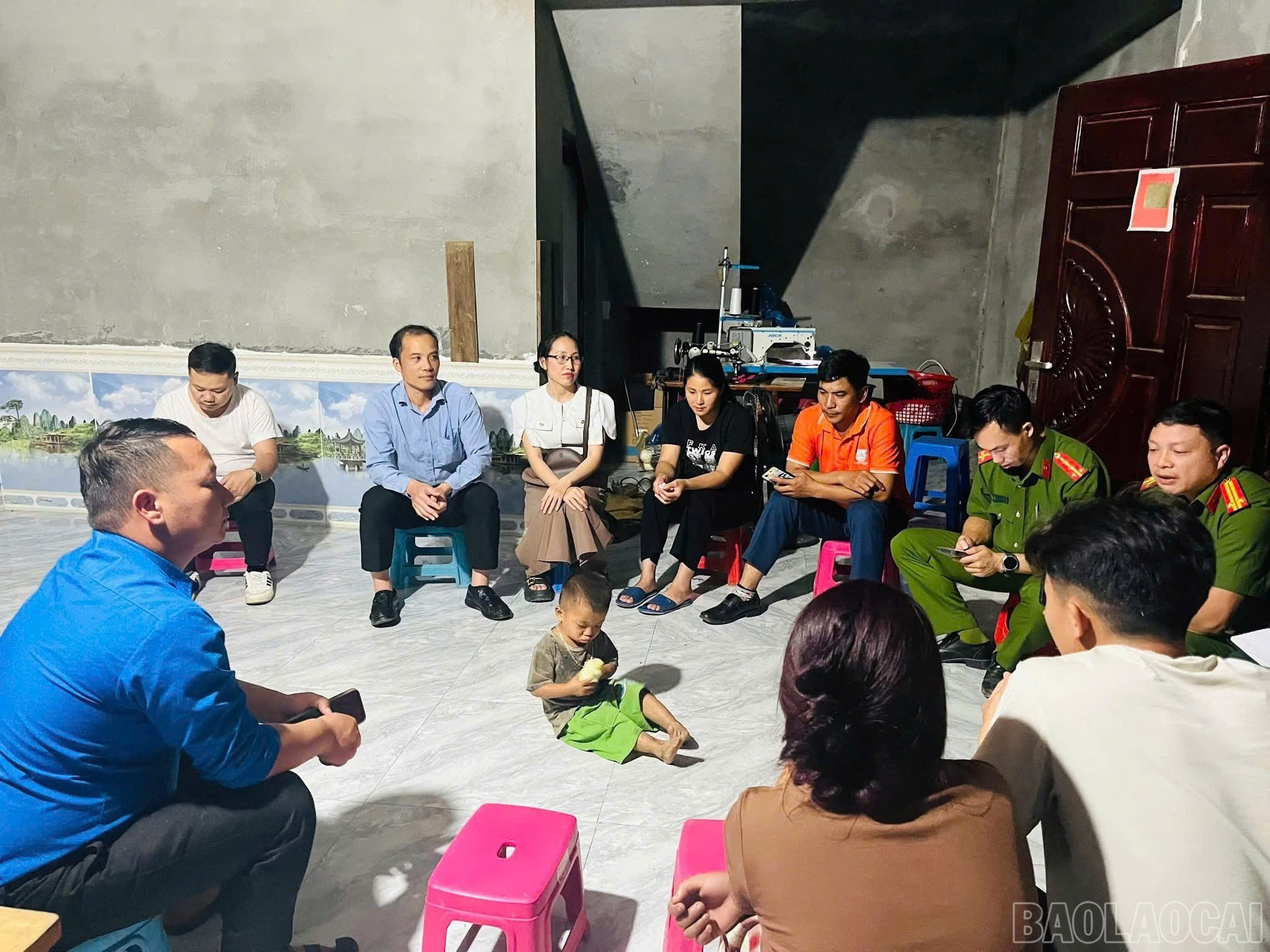 Cán bộ Hội Liên hiệp Phụ nữ xã Pha Long tham gia tuyên truyền cùng các đoàn thể tại hộ dân. baolaocai-br_1000040399.jpg