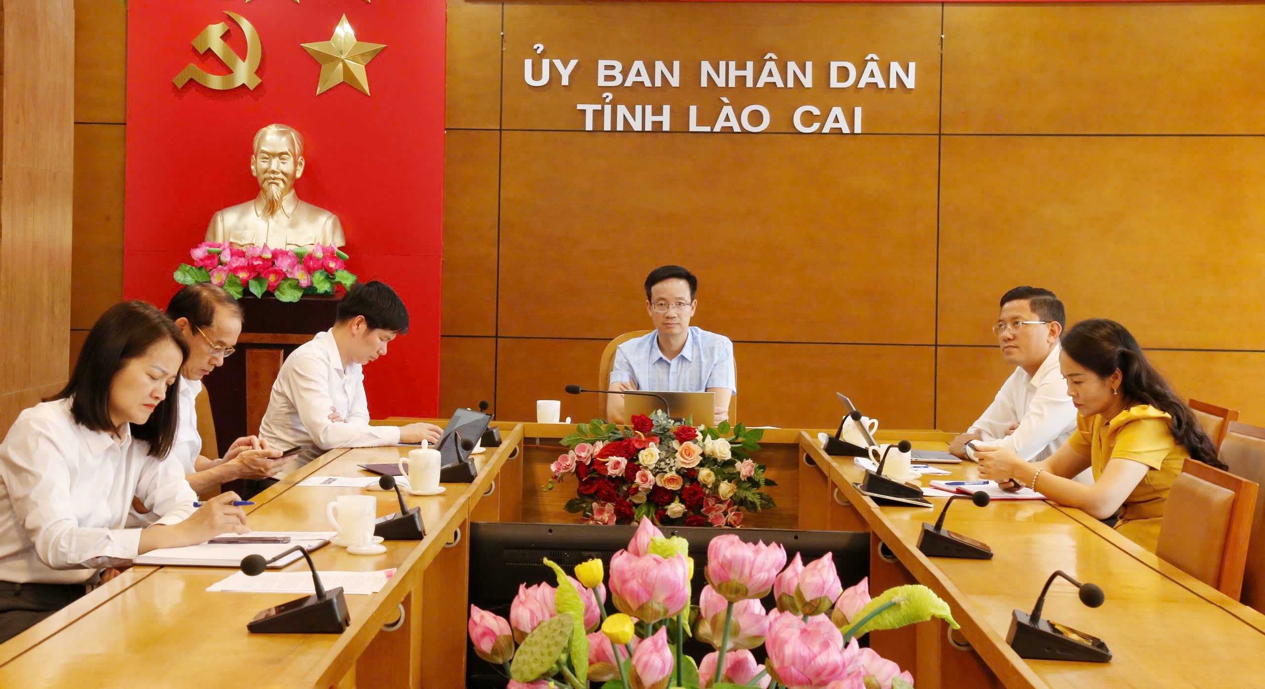 Dự phiên họp tại điểm cầu tỉnh Lào Cai có lãnh đạo một số sở, ban, ngành của tỉnh. z6694873221415-cbdb514c324c1bc1acfce8aa8b792139.jpg
