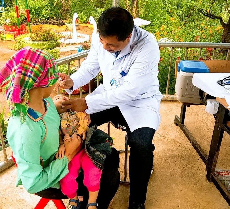 uống vắc xin.jpg