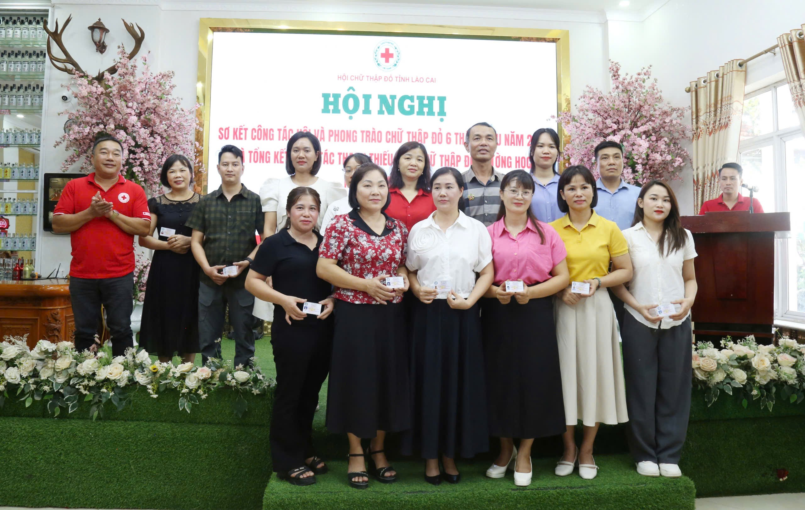 Trao thẻ cho những cá nhân đăng ký hiến tạng. z6700994083505-ee0fa687e237458cb63416253a5c7ca0.jpg