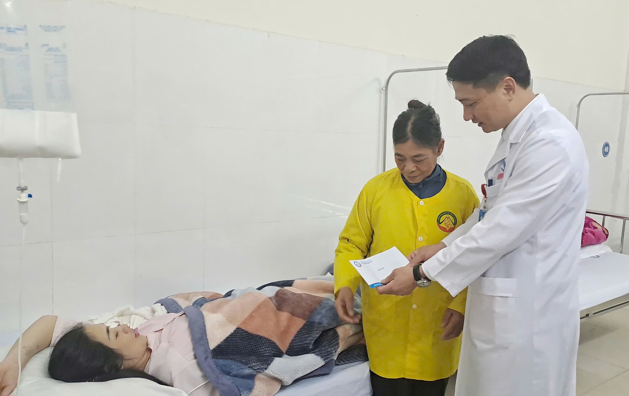 Bác sỹ Trần Hoài Bắc, Giám đốc Bệnh viện Sản - Nhi tỉnh lì xì đầu năm cho em bé. z6271982360305-dd220473259d26e642a4a4880e63c33b.jpg