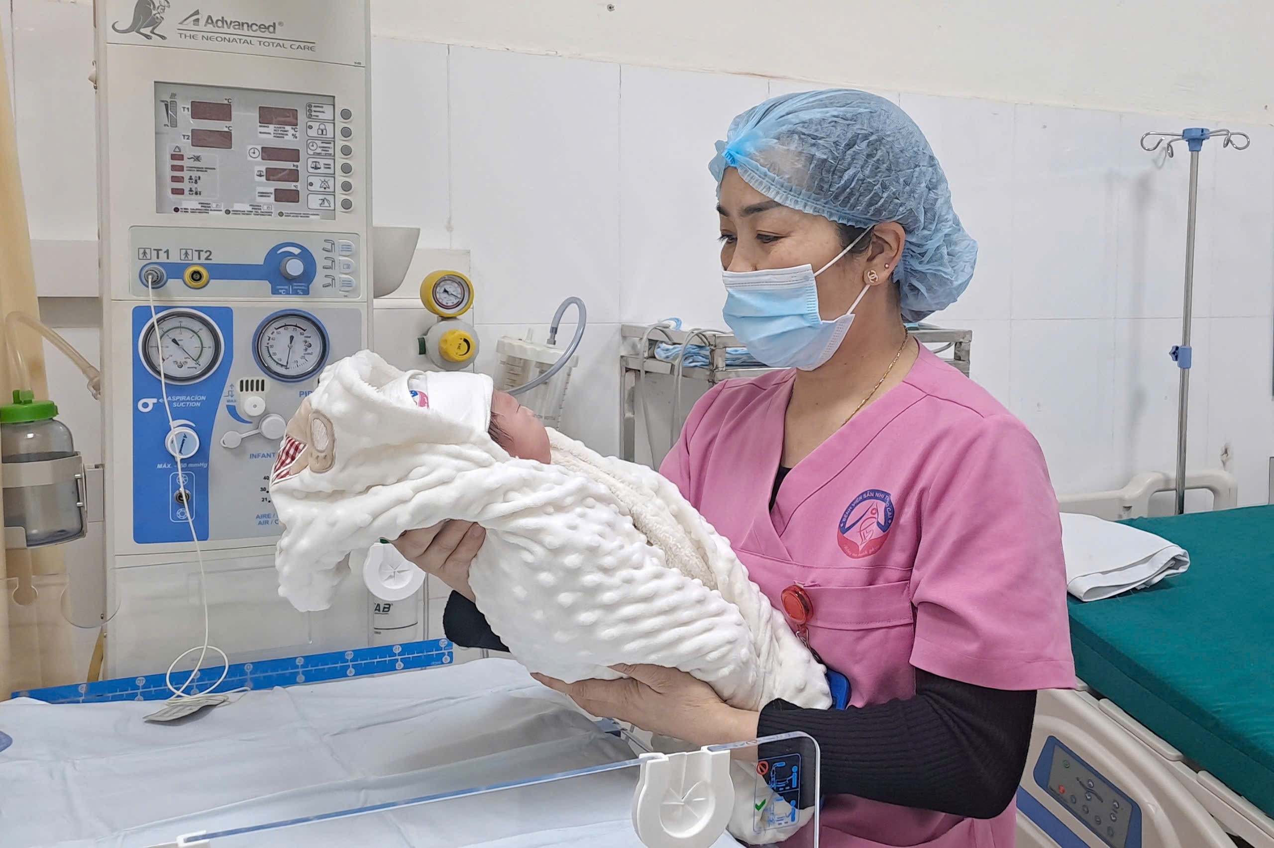 Mẹ và bé nhận được sự chăm sóc chu đáo của cán bộ y tế. z6271931329622-a27ffe6f3d9285aa7c6f1f1fa9851a9c.jpg