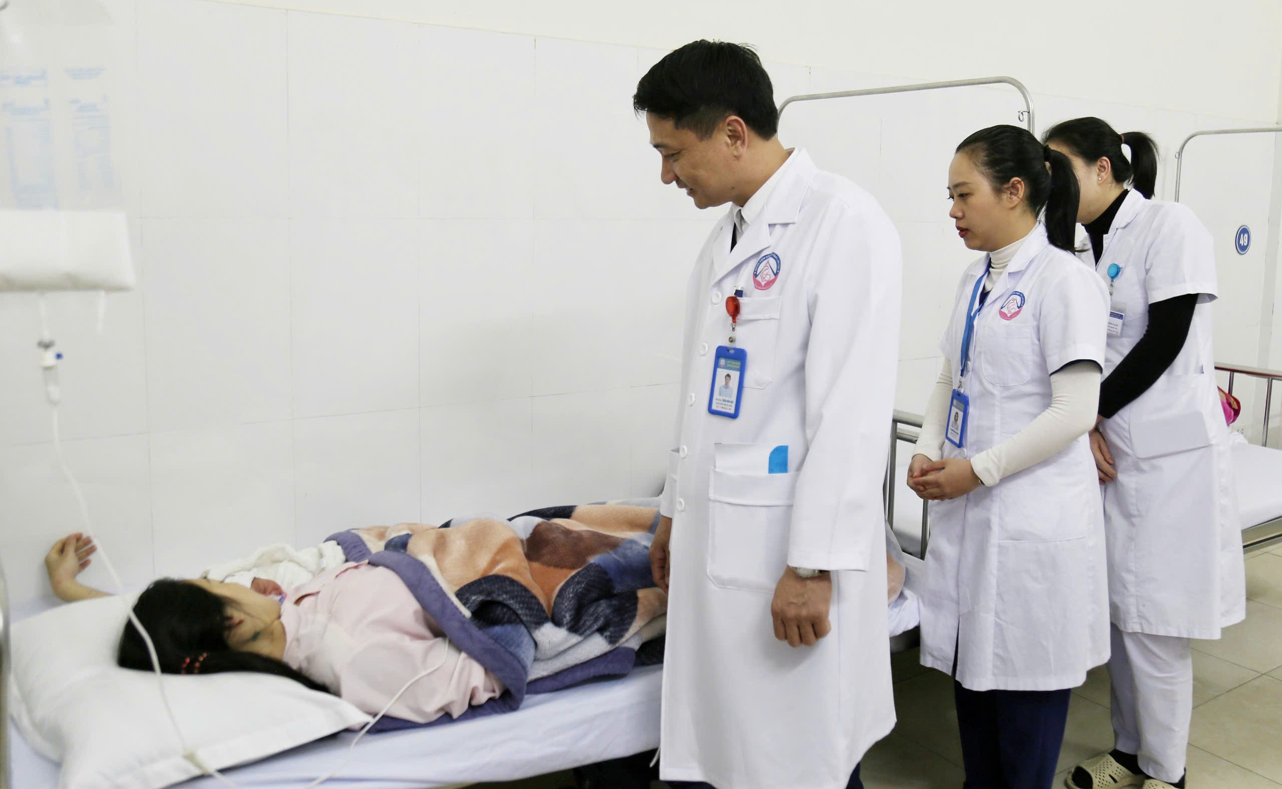 Bác sỹ Trần Hoài Bắc, Giám đốc Bệnh viện Sản - Nhi tỉnh đã có mặt trong sớm ngày mùng 1 Tết để thăm hỏi, động viên, chia sẻ niềm vui đón thêm thành viên mới với sản phụ và gia đình sản phụ. z6271982256235-cc39e77b1978007fb53b74232433318f.jpg