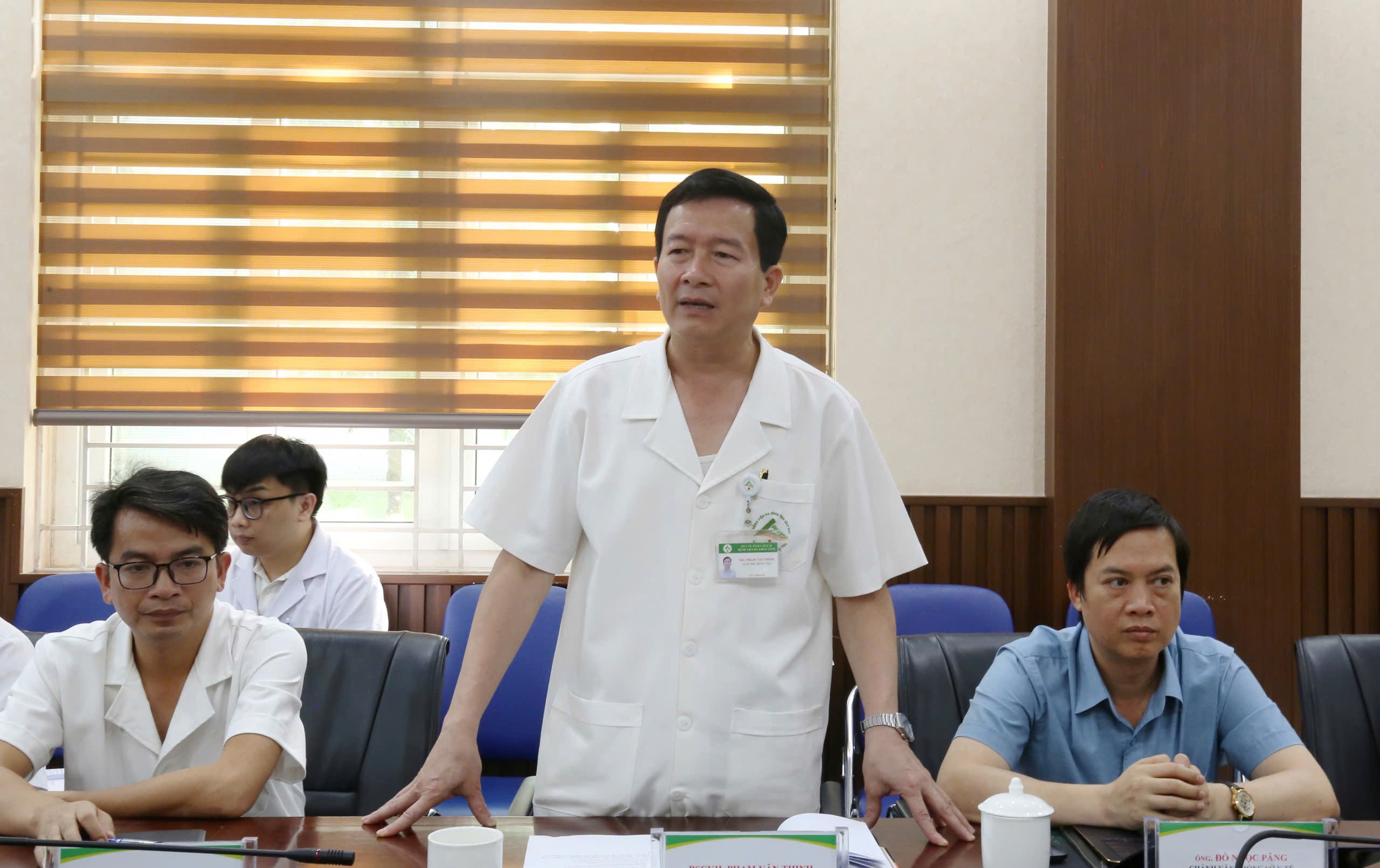 Đồng chí Phạm Văn Thinh, Giám đốc Bệnh viện Đa khoa tỉnh cảm ơn sự quan tâm, tạo điều kiện của Bệnh viện Tai Mũi Họng Trung ương, mong muốn các chuyên gia y tế giàu kinh nghiệm sẽ giúp đỡ chuyển giao các kỹ thuật cao chuyên ngành tai - mũi - họng cho Bệnh viện Đa khoa tỉnh. z6597942959234-92bfad685ee7094bb8f69bce1f6508ad.jpg
