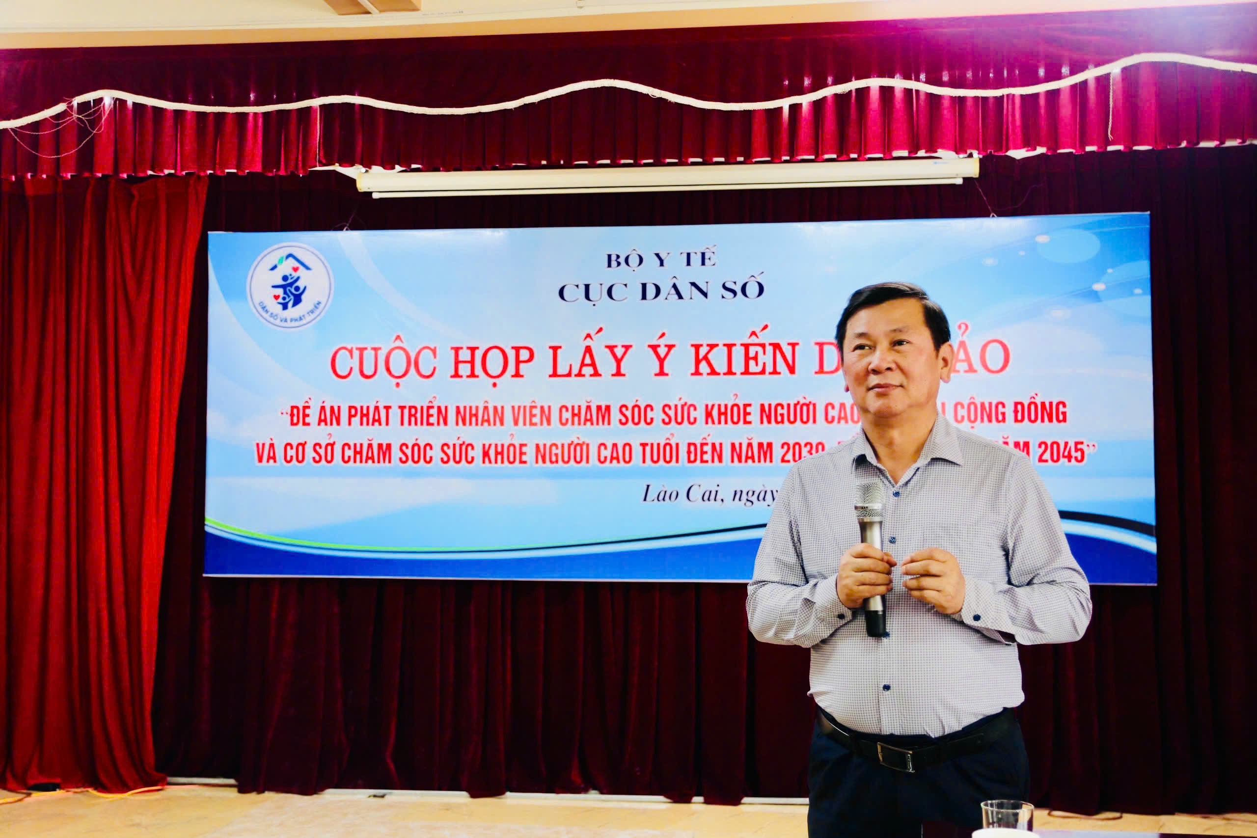 Đồng chí Nguyễn Xuân Trường, Trưởng phòng Sức khỏe người cao tuổi, Cục Dân số phát biểu tại cuộc họp. z6593833115764-7094b5d16a232f5149e792fbd2caa04b.jpg