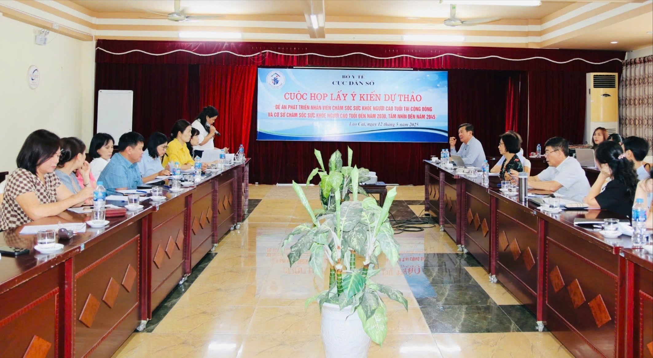 Quang cảnh cuộc họp. z6593833105636-cdda332b98a11cbe9bcdd1d835e54bb2-1132.jpg