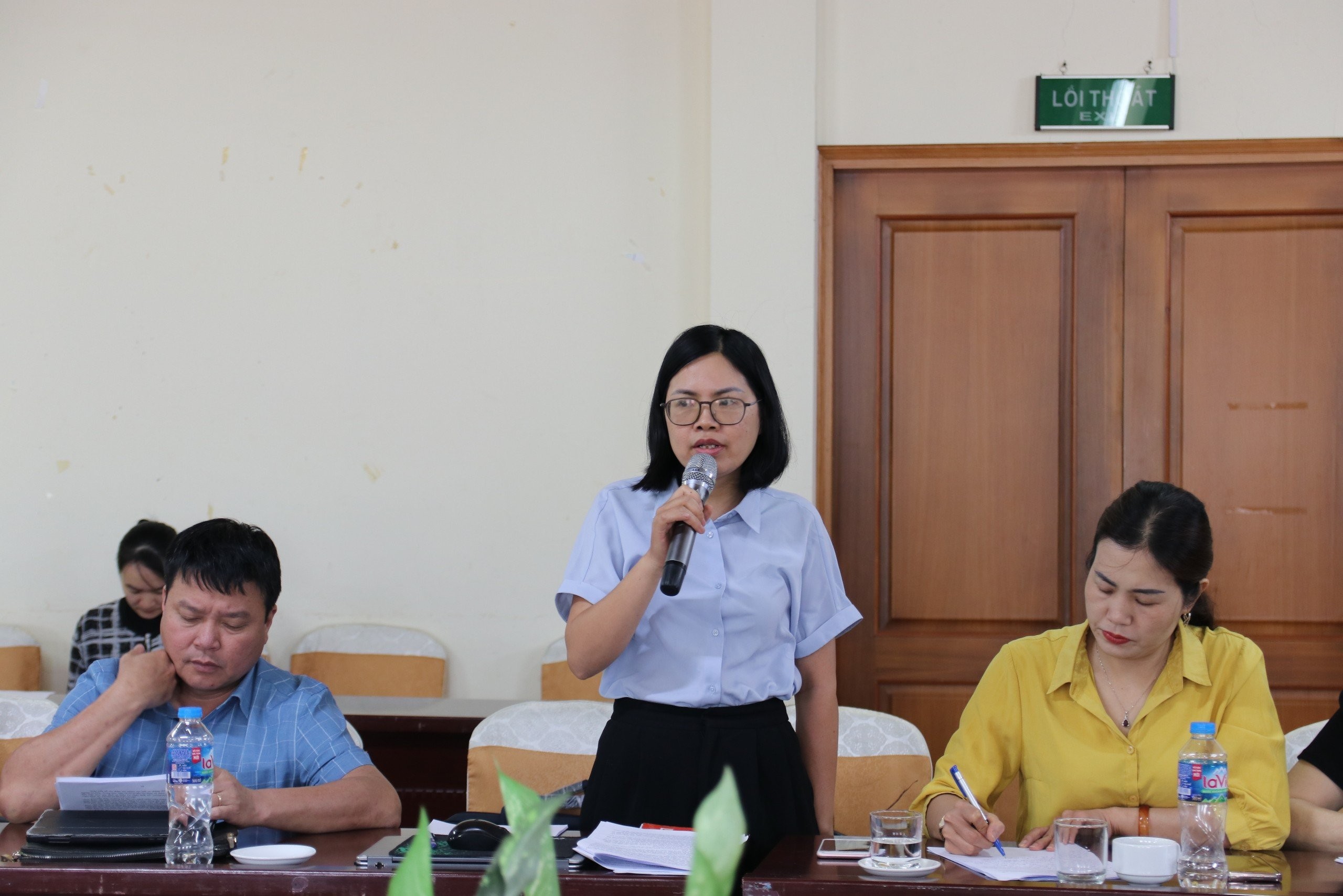 Đại biểu thảo luận tại cuộc họp. z6596314449972-303c669ec376c67e2b98ad36dbcbfc95-1.jpg