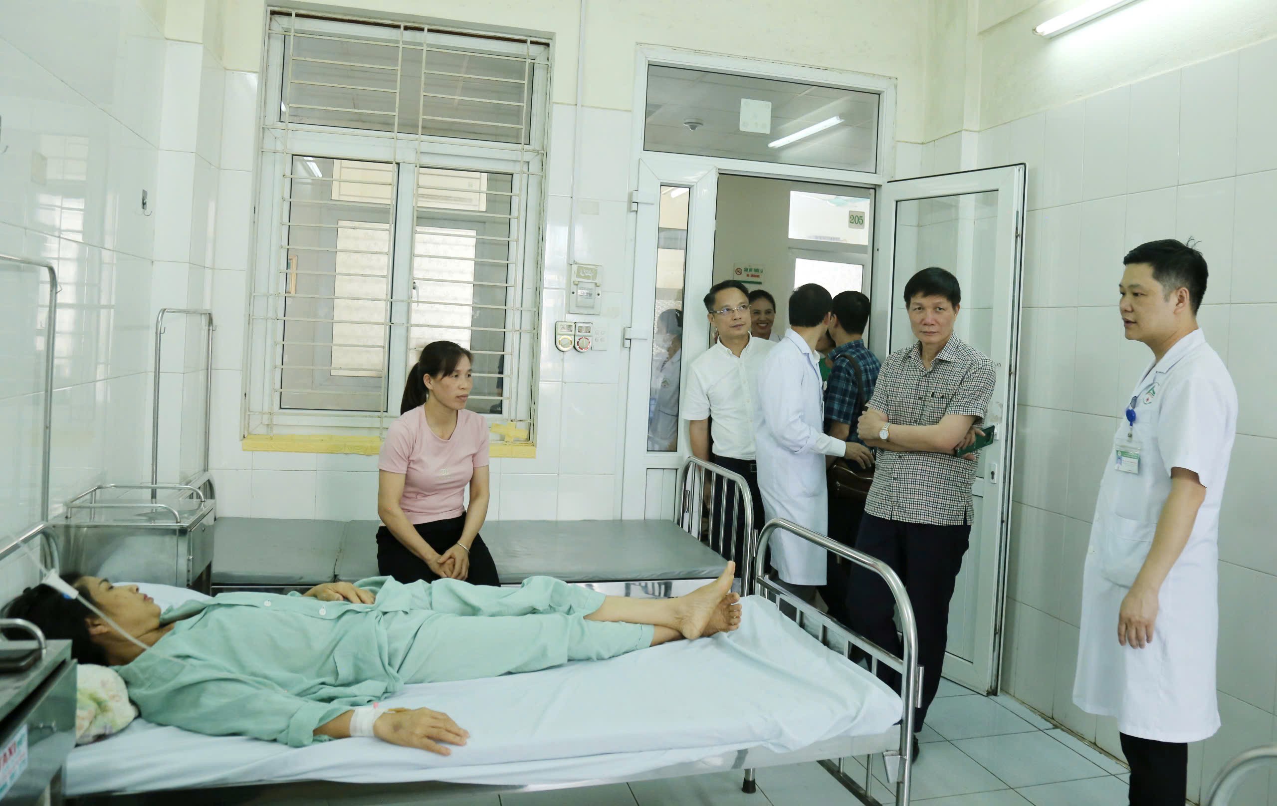 Đoàn công tác Bệnh viện Tai Mũi Họng Trung ương khảo sát tại Khoa Tai - Mũi - Họng, Bệnh viện Đa khoa tỉnh. z6597942962301-29172c5ec8cefca3c2f40e8962314874.jpg