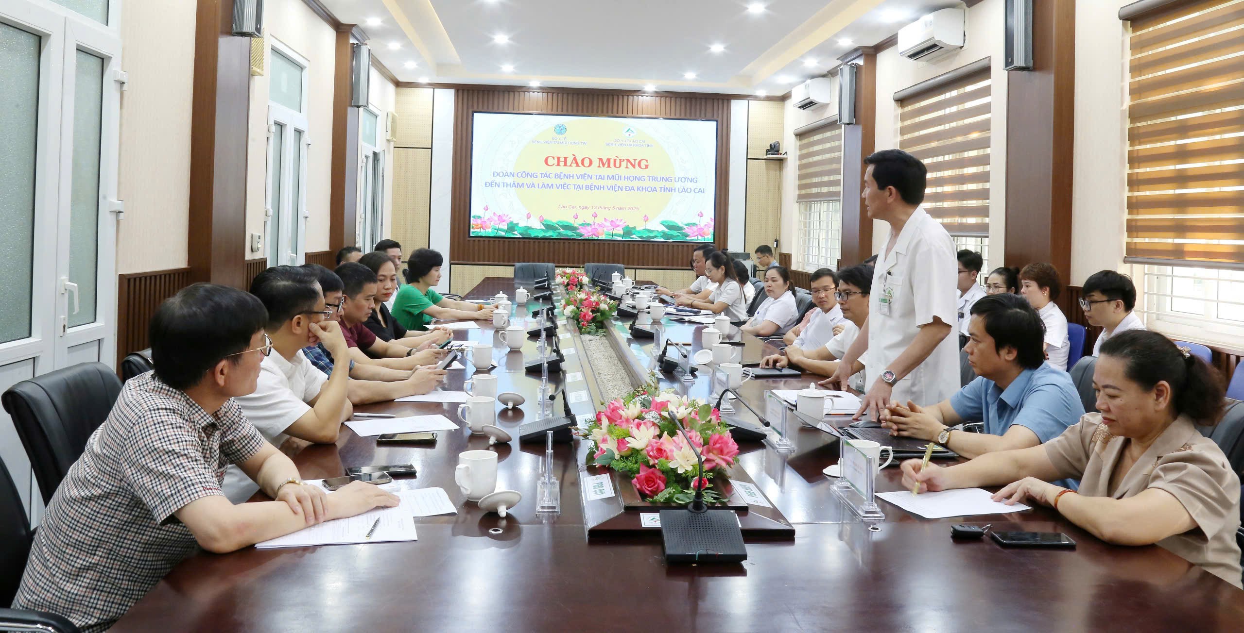 Quang cảnh buổi làm việc. z6597943031629-cc3b27e612b11859756ac40fa762ef18.jpg