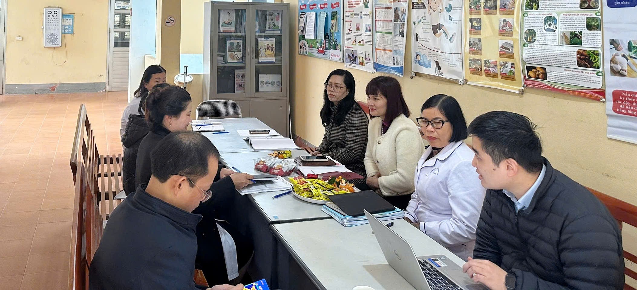 Đoàn tiến hành thẩm định tại Trạm Y tế xã Đồng Tuyển và Hợp Thành (thành phố Lào Cai). z6253656973849-abd9826cdbe8bf0a3c0437b44565e8ba.jpg