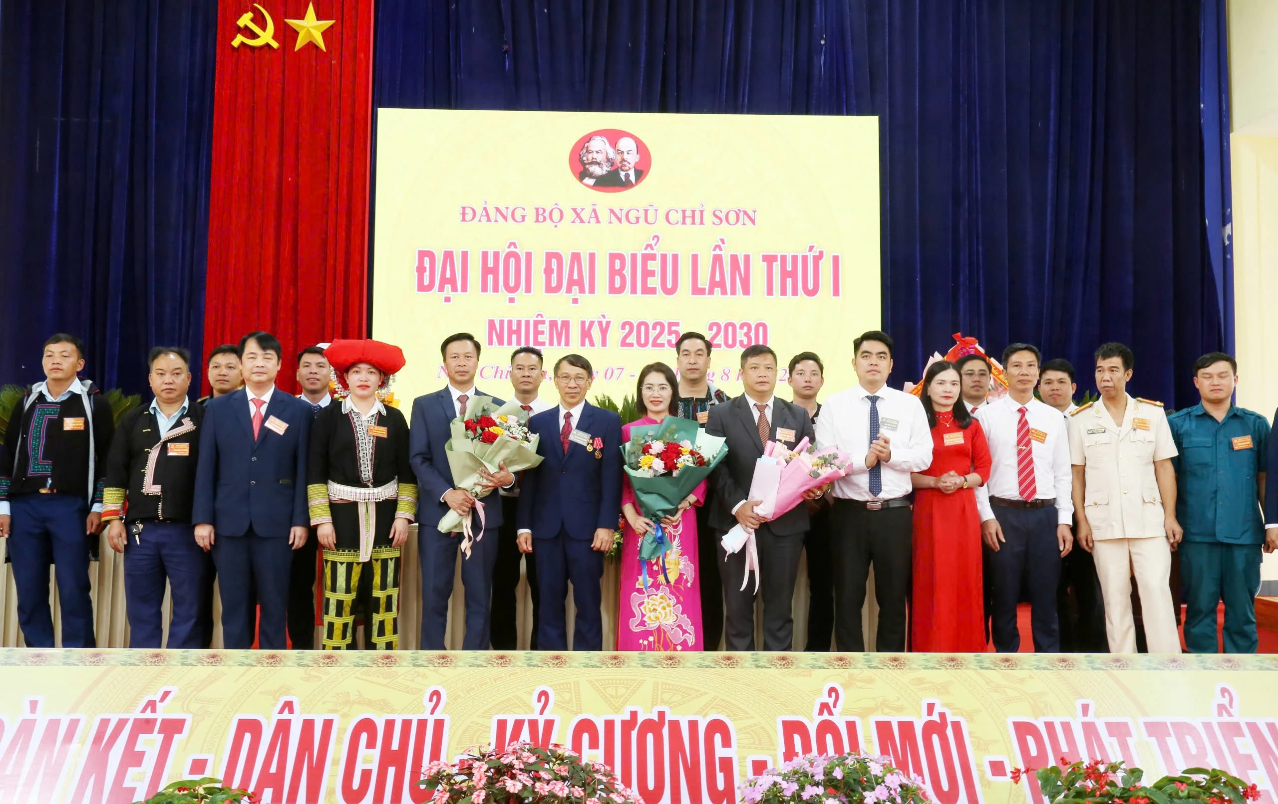 Ban Chấp hành Đảng bộ xã Ngũ Chỉ Sơn nhiệm kỳ 2025 - 2030 ra mắt đại hội.