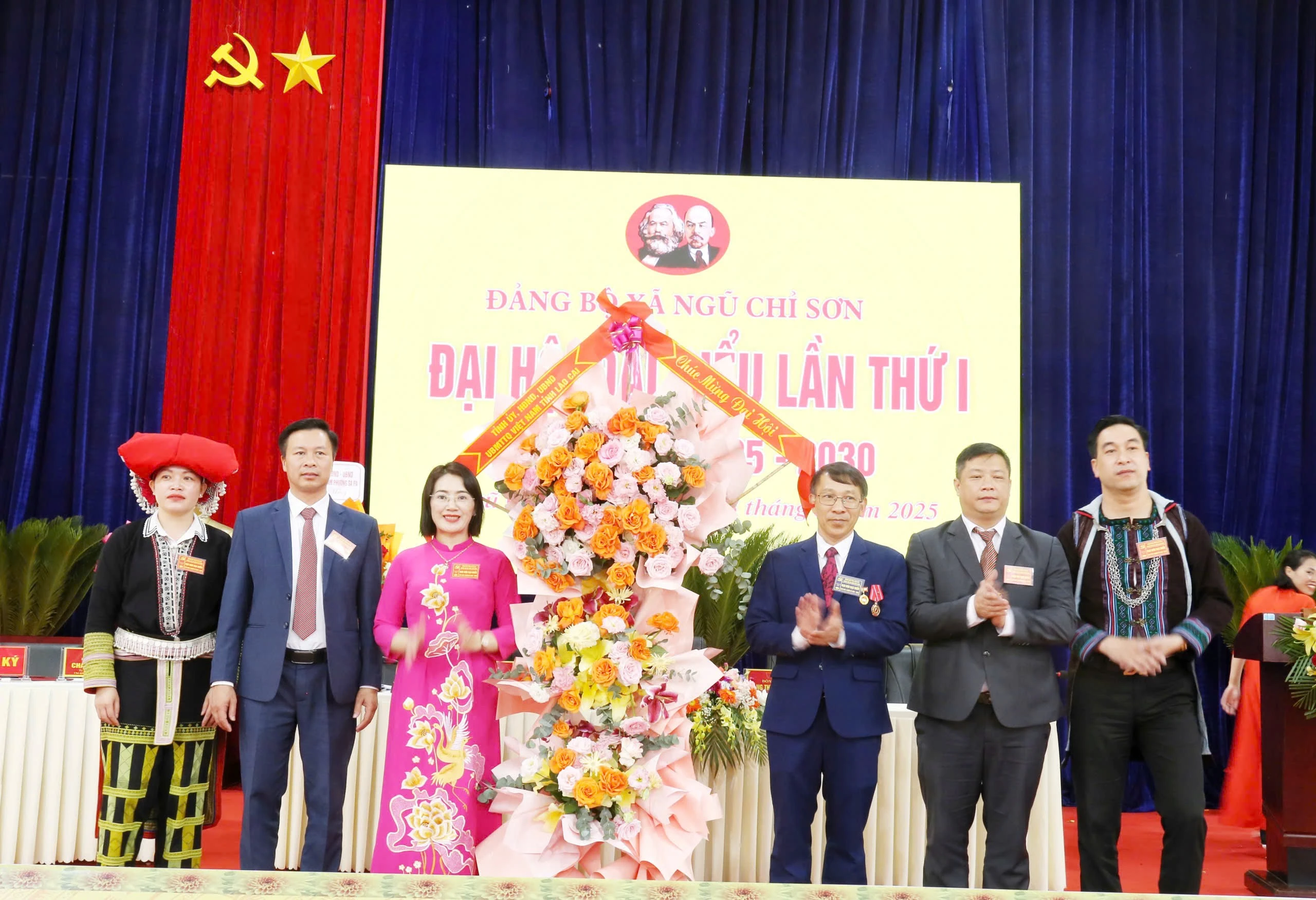 Đồng chí Ngô Hữu Quý, Phó Ban Tổ chức Tỉnh ủy trao tặng lẵng hoa của Tỉnh ủy, HĐND, UBND, Ủy ban MTTQ Việt Nam tỉnh Lào Cai chúc mừng đại hội.