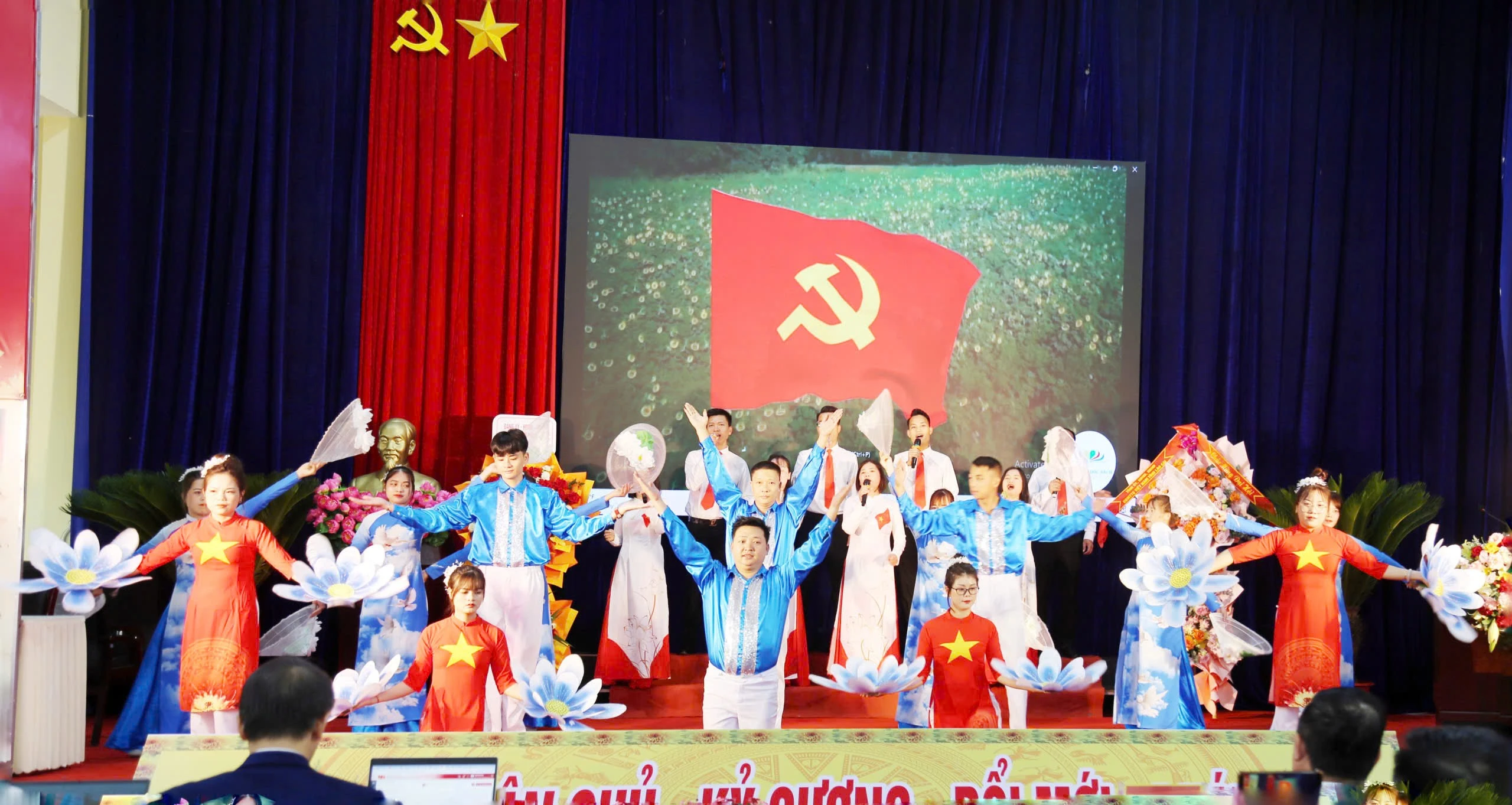 Tiết mục văn nghệ đặc sắc chào mừng đại hội.