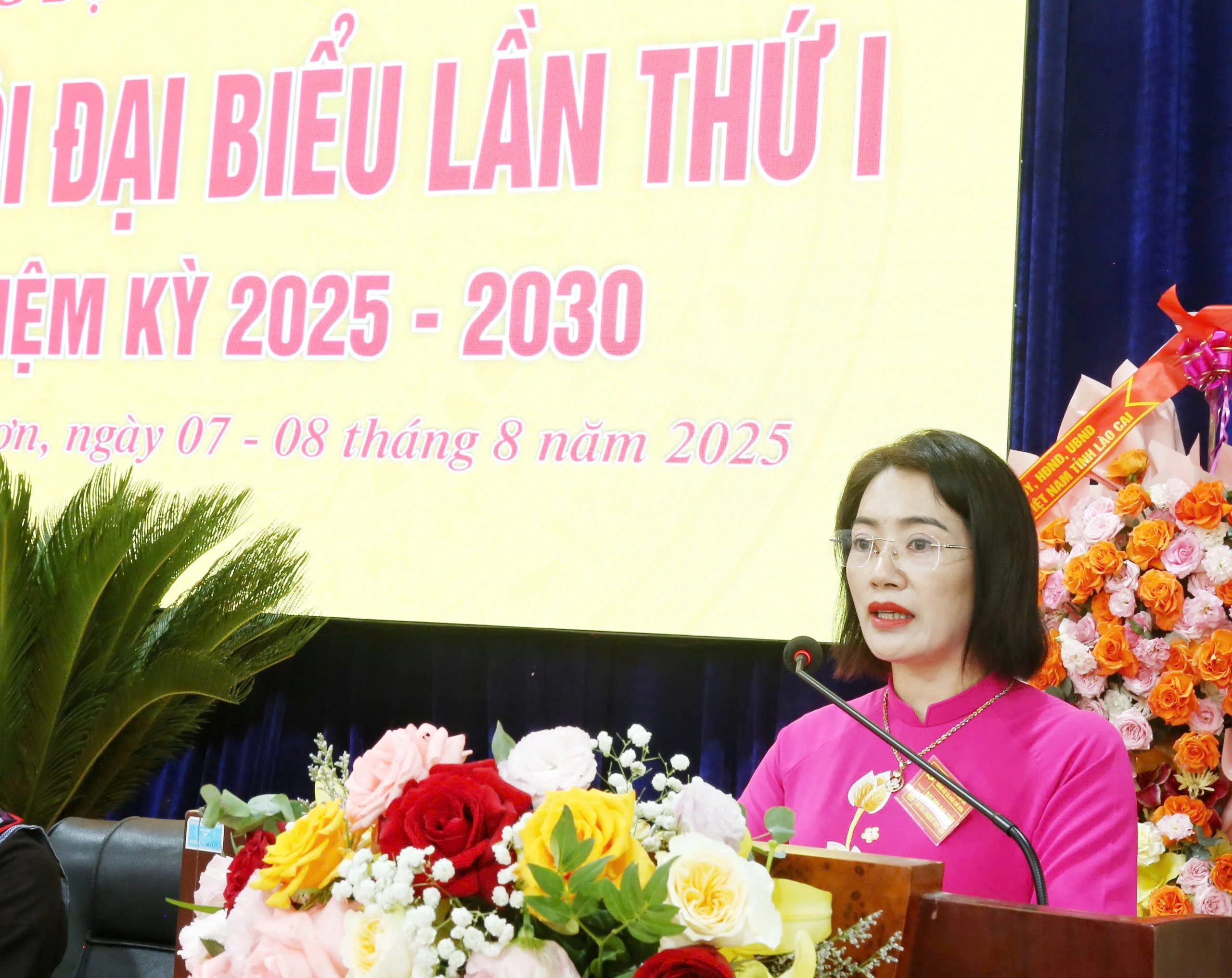 Đồng chí Vàng Bích Liên, Bí thư Đảng ủy xã Ngũ Chỉ Sơn phát biểu khai mạc đại hội.