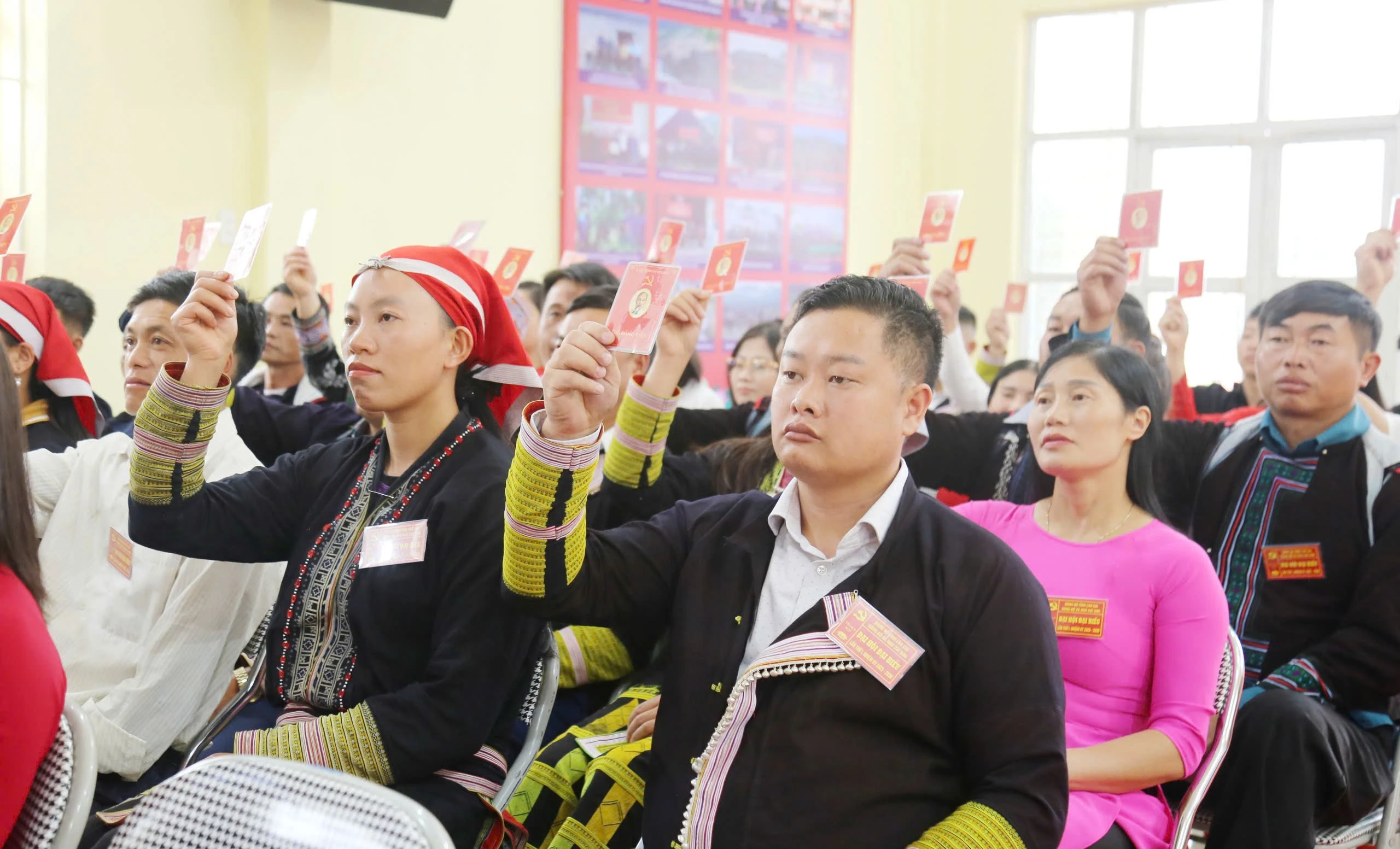 Đại biểu biểu quyết tại đại hội.