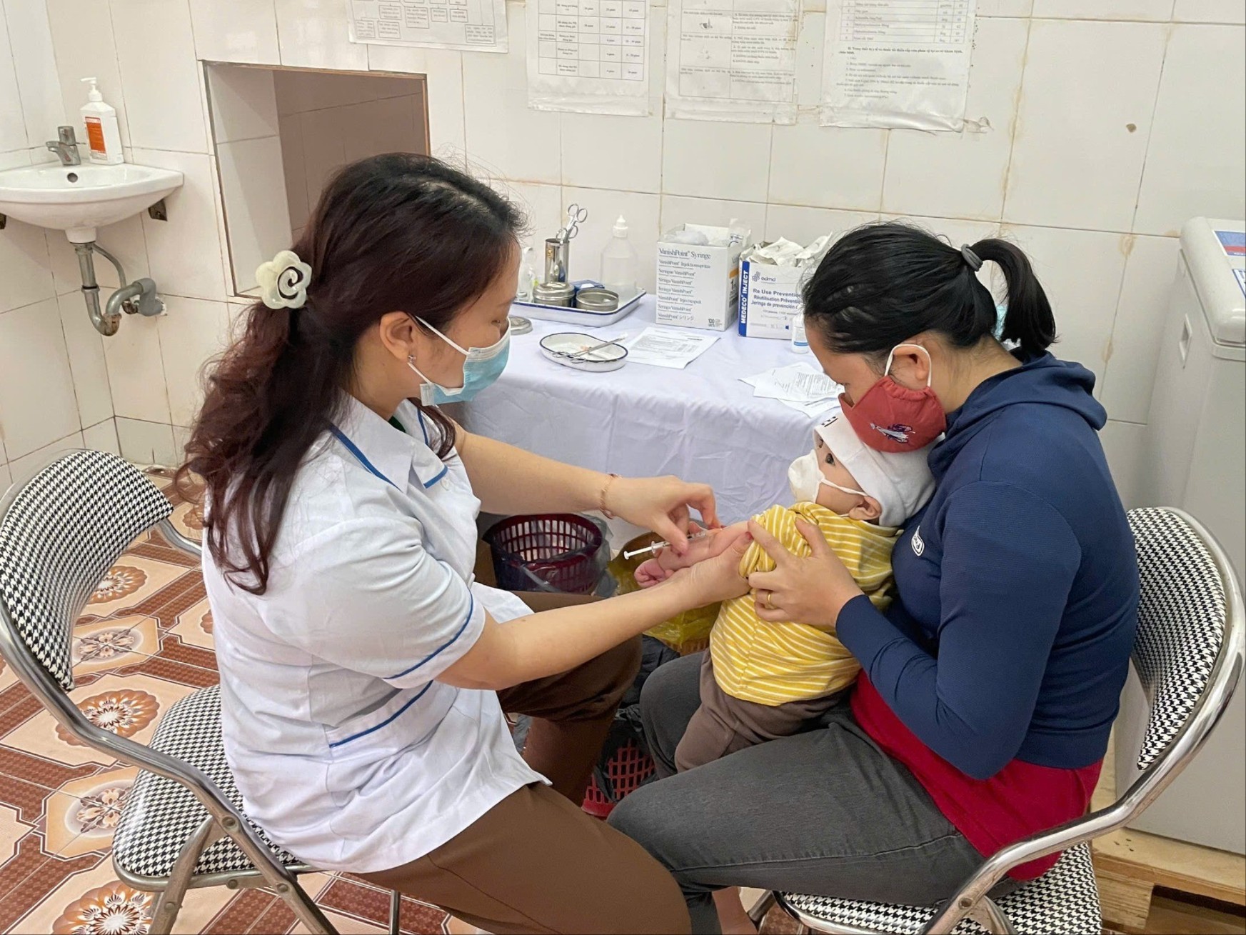 Trẻ em có sức đề kháng kém cần được tiêm vắc-xin phòng bệnh chủ động. 482221305-122124350936415433-5983397886914496402-n-1999.jpg