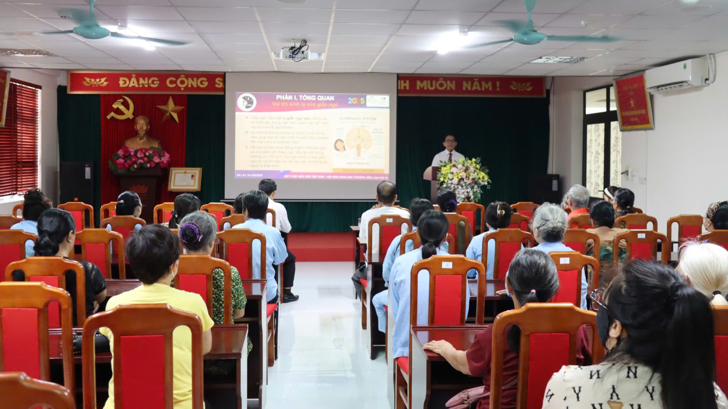 Quang cảnh buổi tư vấn. z6725765009842-691d8e1e9724e9bdaa877941008b1ad3-8825.jpg