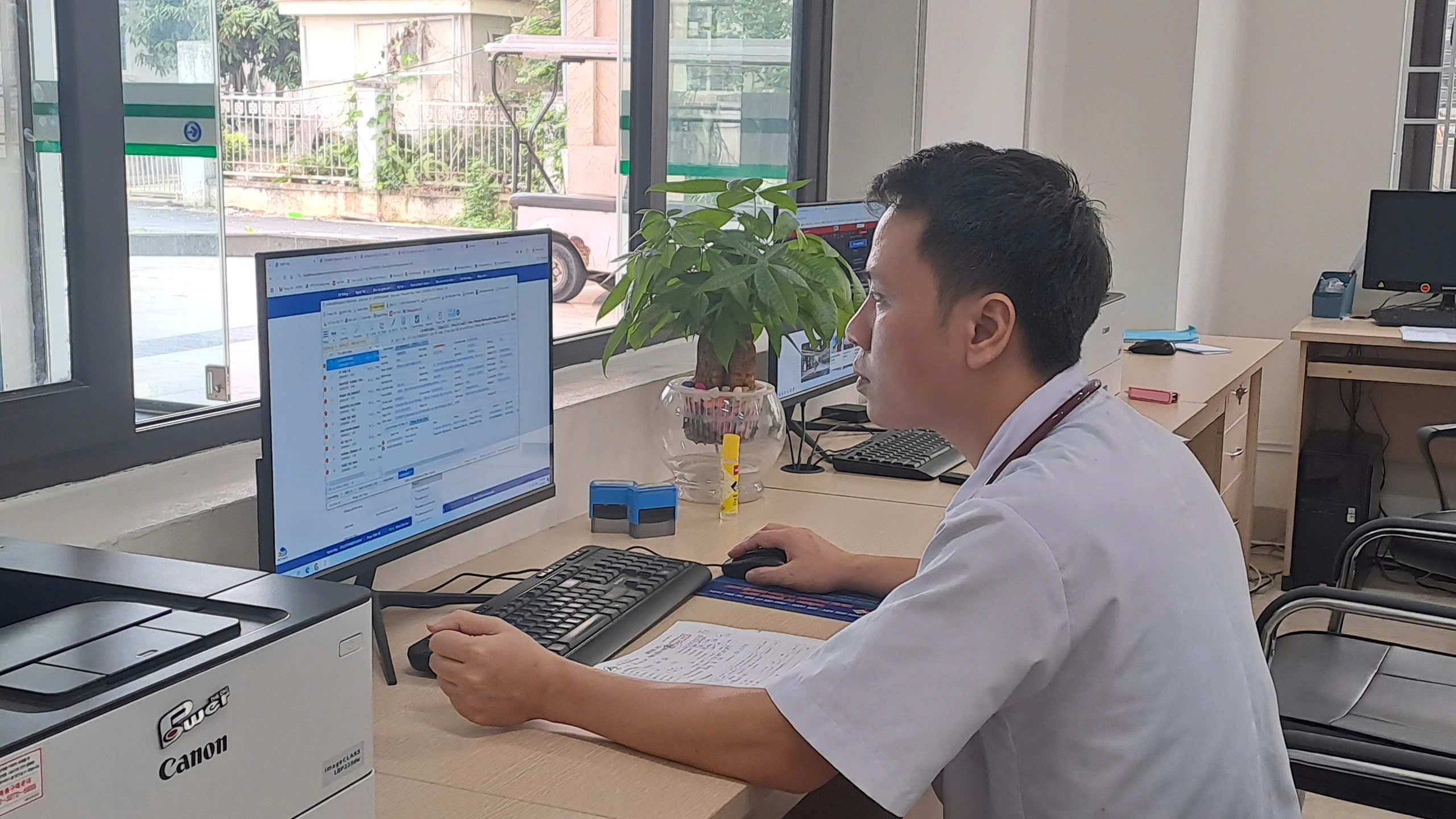 Bác sỹ nắm thông tin sức khỏe người bệnh qua hồ sơ sức khỏe điện tử. z6557116933496-3fe53e6ebf955cccb88611f56d3ed628.jpg