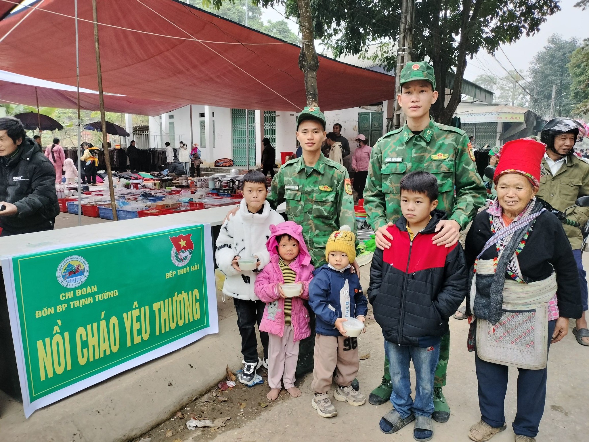 "Nồi cháo yêu thương" được tổ chức tại buổi chợ phiên. 472280845-2896949423803701-3839706965270694517-n.jpg