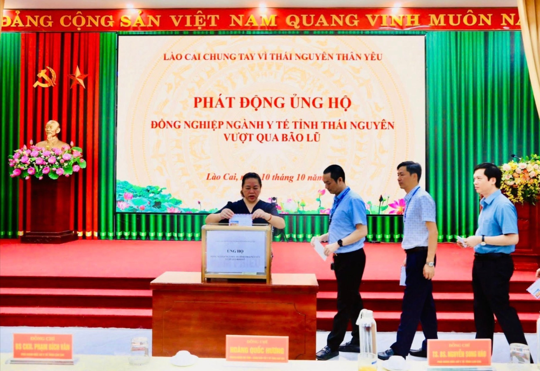 Lãnh đạo Sở Y tế tỉnh Lào Cai tham gia ủng hộ ngành y tế Thái Nguyên (Ảnh: Bích Thúy) 558293865-698208733303150-6640718815038405394-n-1-1943-1543.jpg