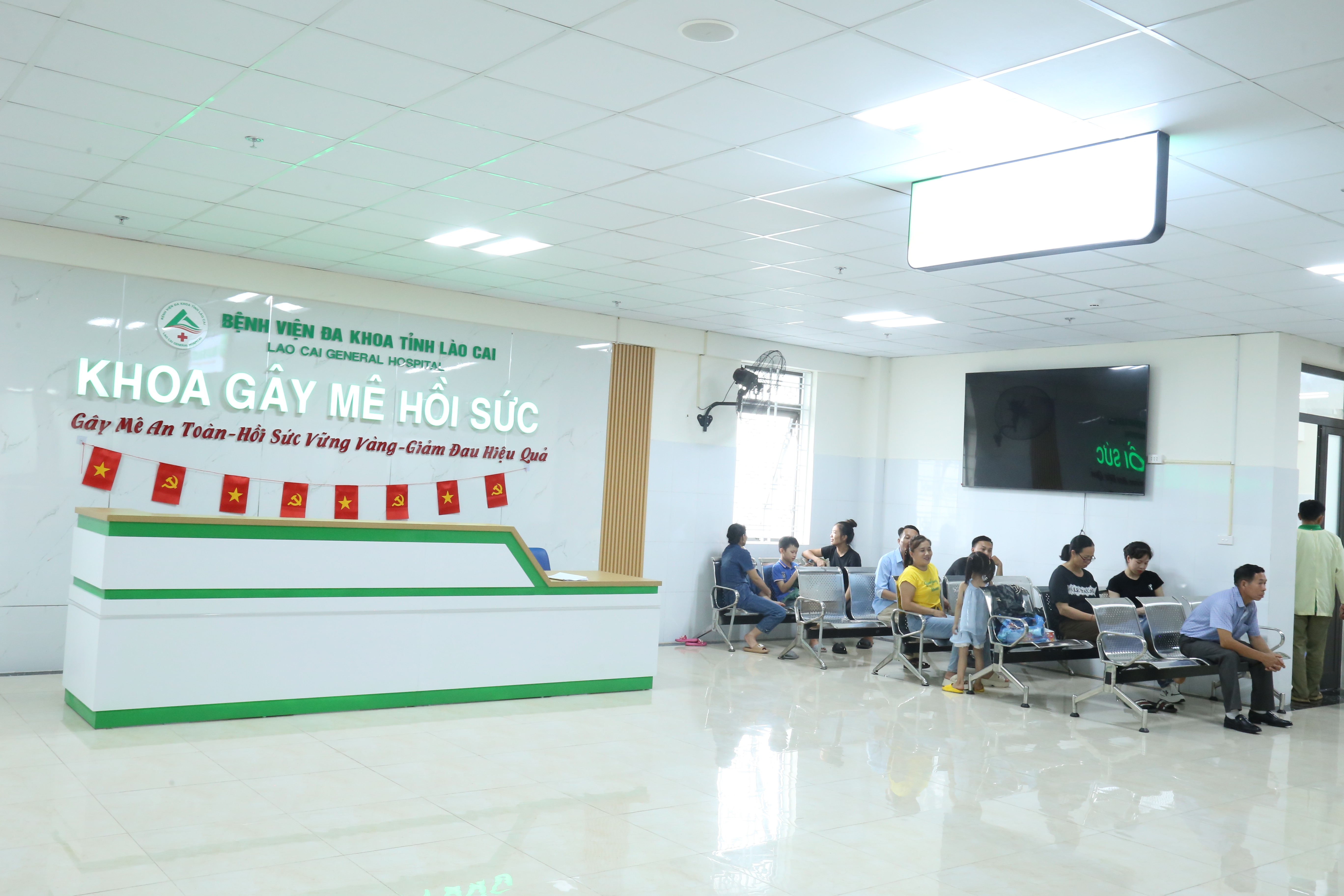 Gia đình của trẻ chờ đợi ở bên ngoài phòng phẫu thuật. img-9887.jpg