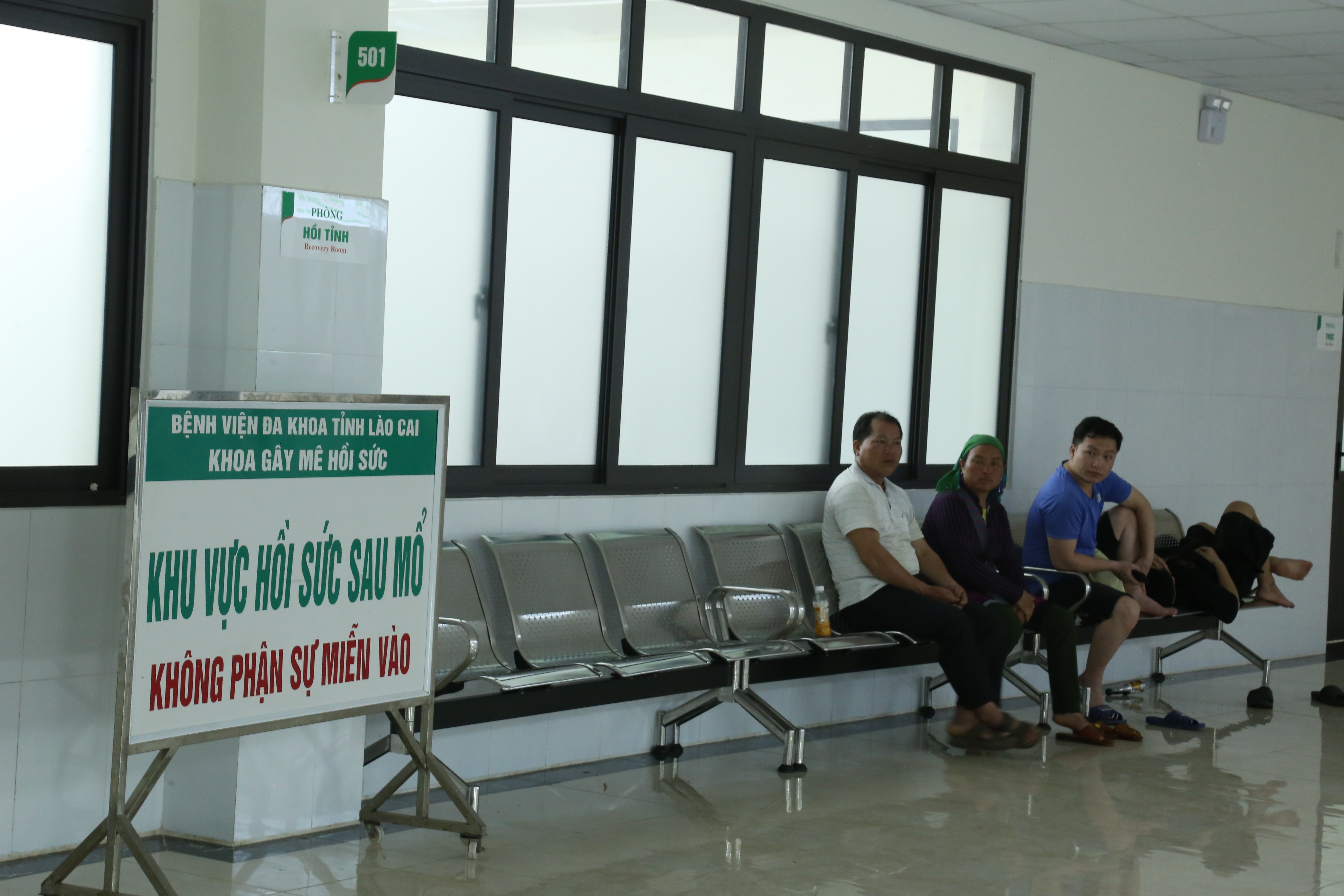 Gia đình ông Tỉn chờ đợi khi cháu trai đã vào phòng phẫu thuật. img-9879.jpg
