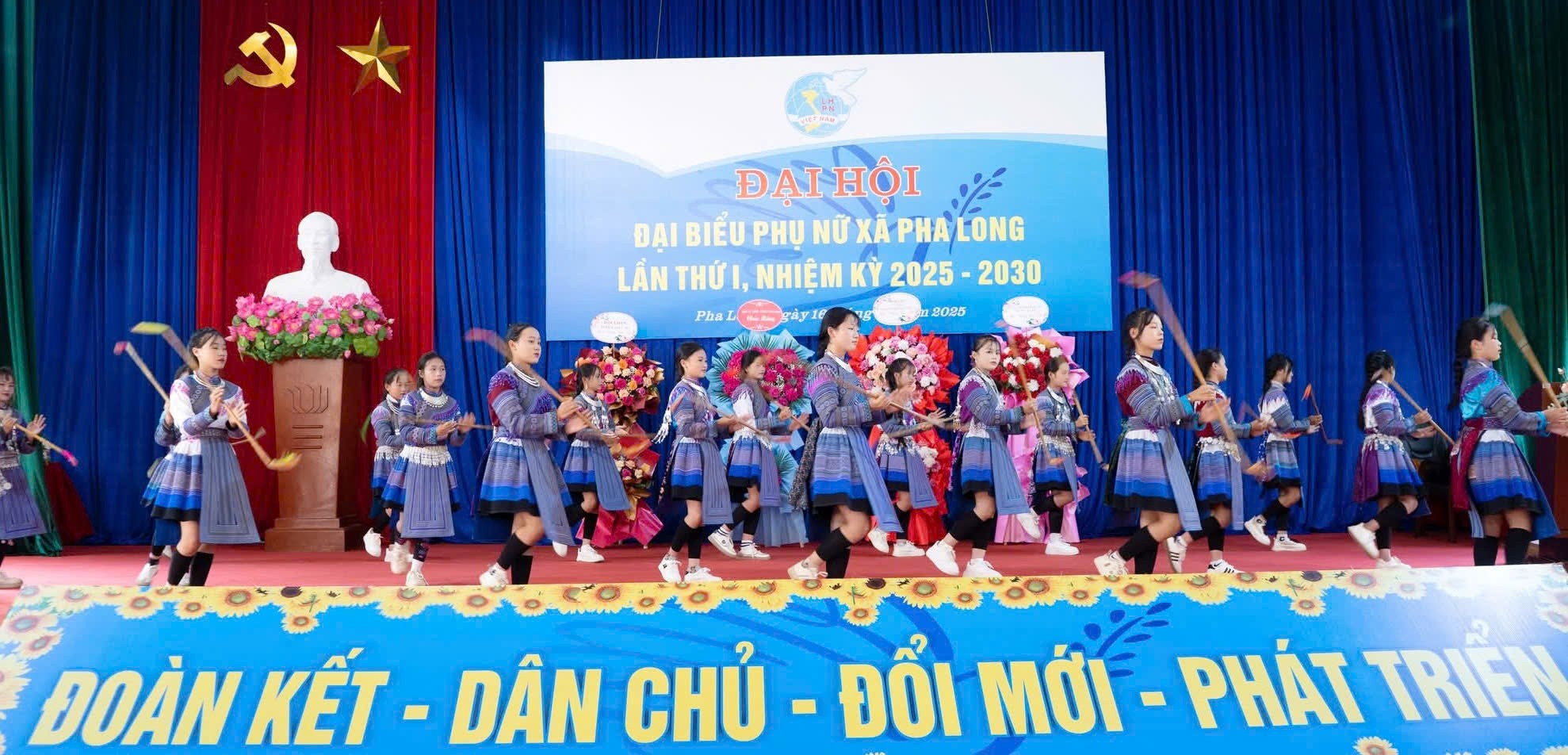 Tiết mục văn nghệ đặc sắc khai mạc Đại hội đại biểu Phụ nữ xã Pha Long. (Ảnh: Kim Huệ) z7158630069203-d418db2f8378a910969430e47b6257f2.jpg