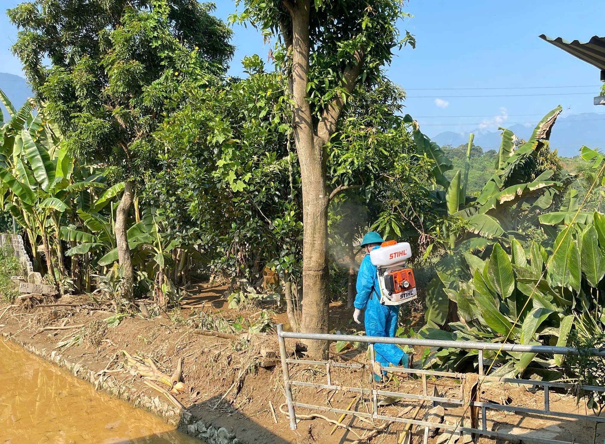 Phun hóa chất khử khuẩn phòng chống dịch bệnh sau mưa lũ. z7083144227801-d2bb2a8db056996bd8c912d76ae4519a.jpg