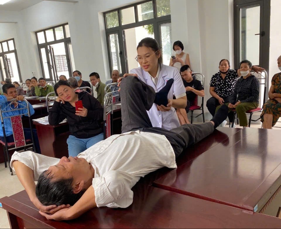 Cử nhân vật lý trị liệu Long Thanh Xuân, Bệnh viện Phục hồi chức năng tỉnh hướng dẫn bài tập vận động cho người khuyết tật. z6599627850232-c854cd4fa27a02c19c137d5b2b0f7068-8456.jpg