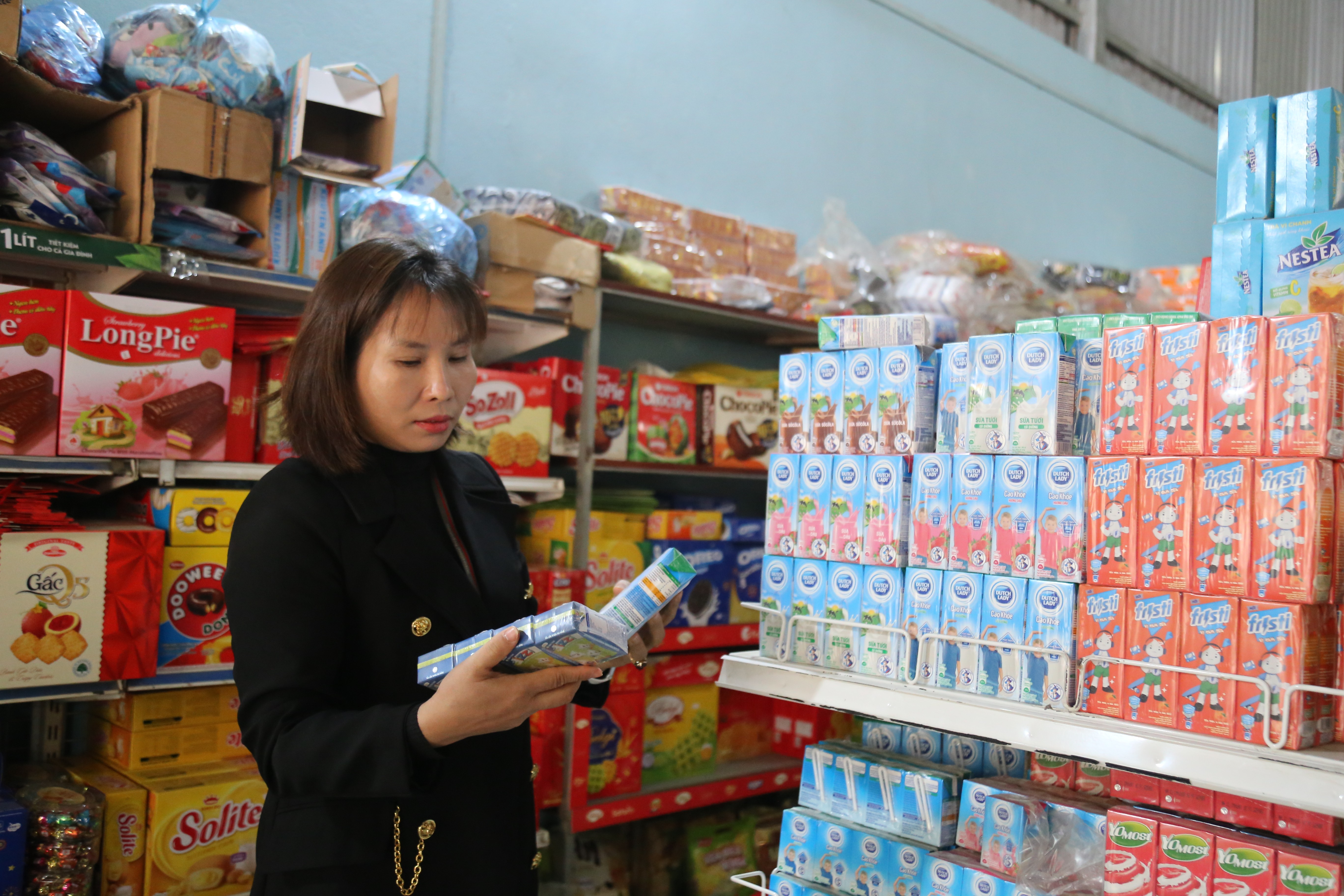 Cán bộ Đoàn kiểm tra liên ngành số 2 kiểm tra tại cơ sở kinh doanh. img-7059.jpg