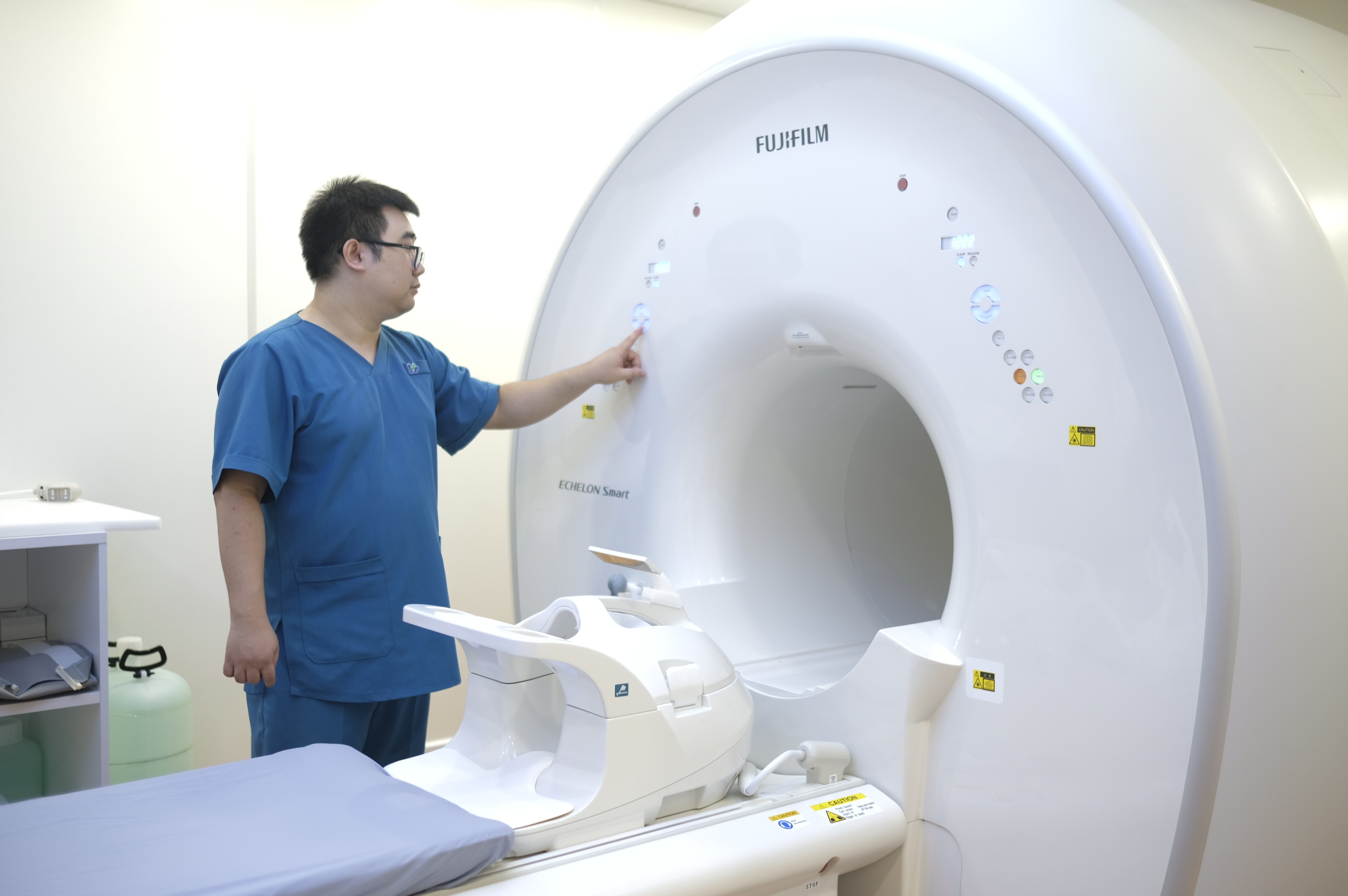 Máy chụp cộng hưởng từ toàn thân MRI 1.5T hiện đại tại Bệnh viện Đa khoa Hưng Thịnh. dsf2319.jpg