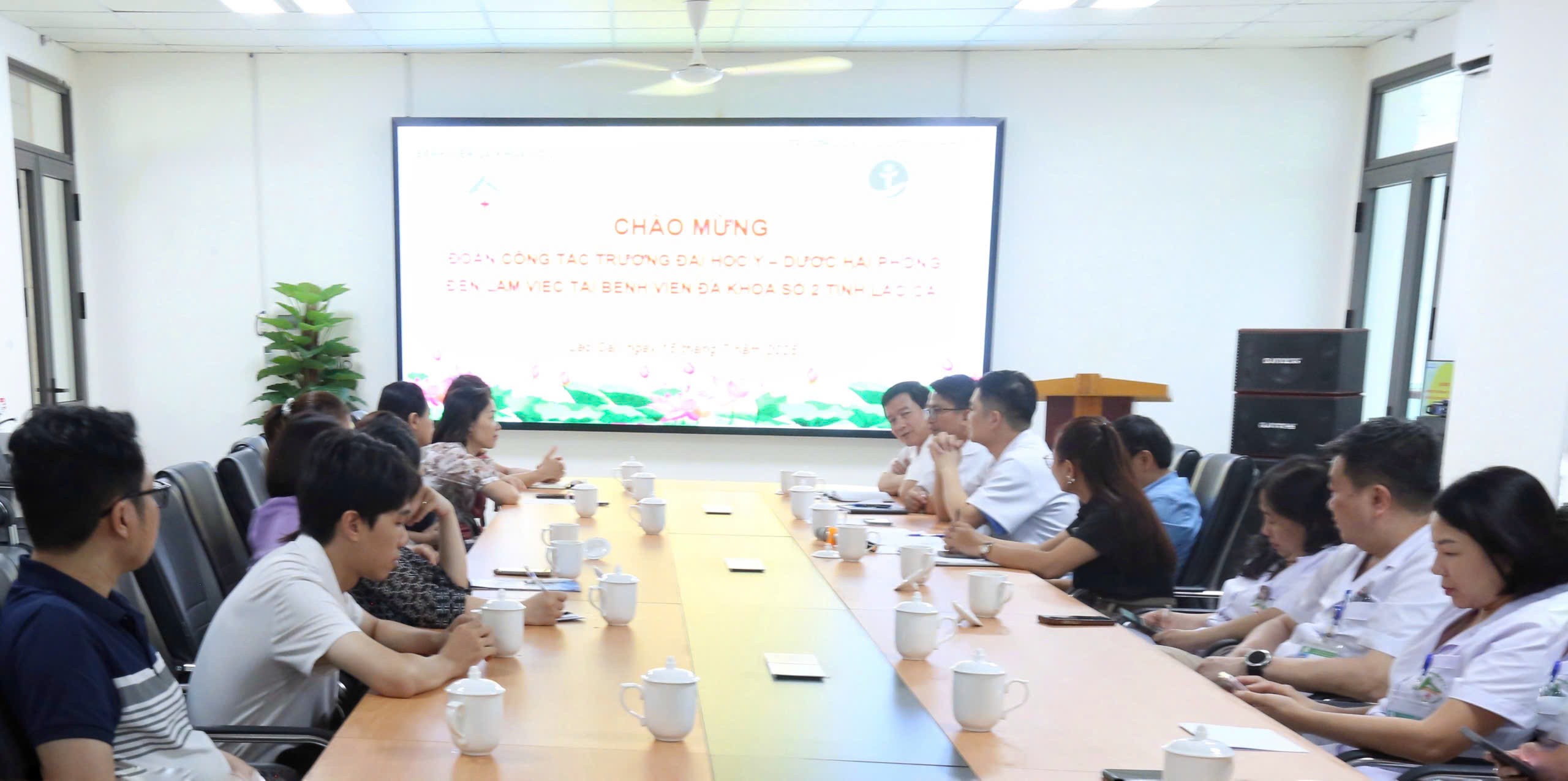 Quảng cảnh buổi làm việc. z6807772962428-d3219f512eb26502779b56ab8dab56fa.jpg