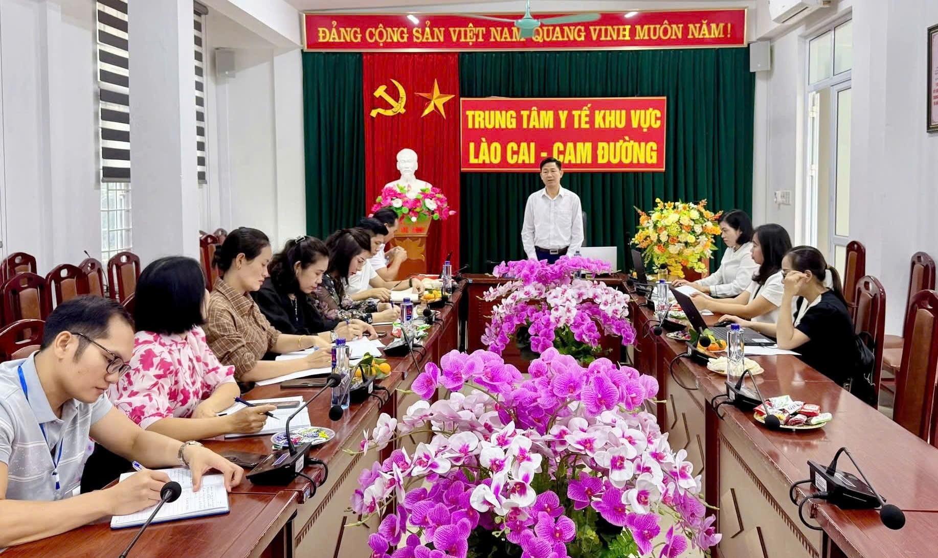 Quang cảnh buổi làm việc. z7175775533984-3591ed05930fa63dab35e42c62abbaab.jpg