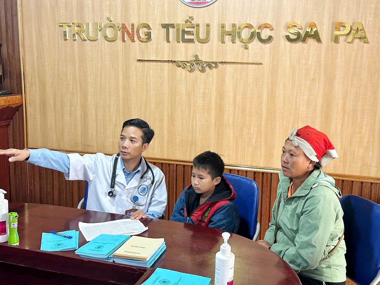 Bác sỹ trao đổi, tư vấn, hướng dẫn phụ huynh những biện pháp chăm sóc, phục hồi chức năng cho trẻ tại nhà. z6604656619933-32fa3f230260cbc82815ce31d2e76e0e.jpg
