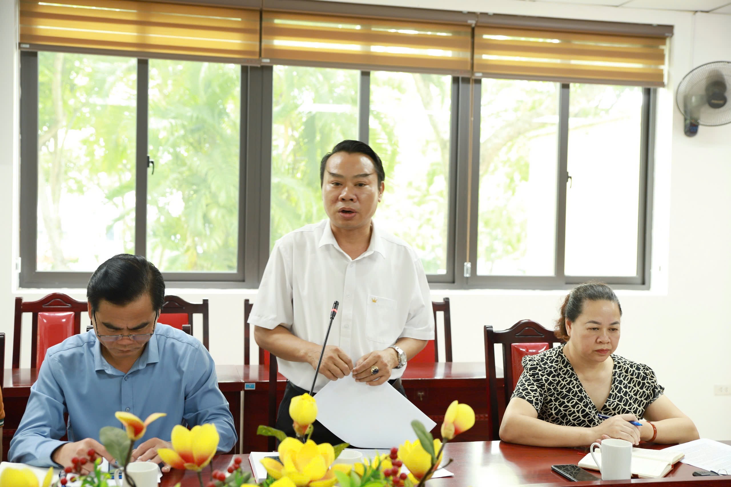 Các đại biểu phát biểu tại buổi làm việc. z6604322132931-5570817f08194c1d9defde50db4b14e7.jpg