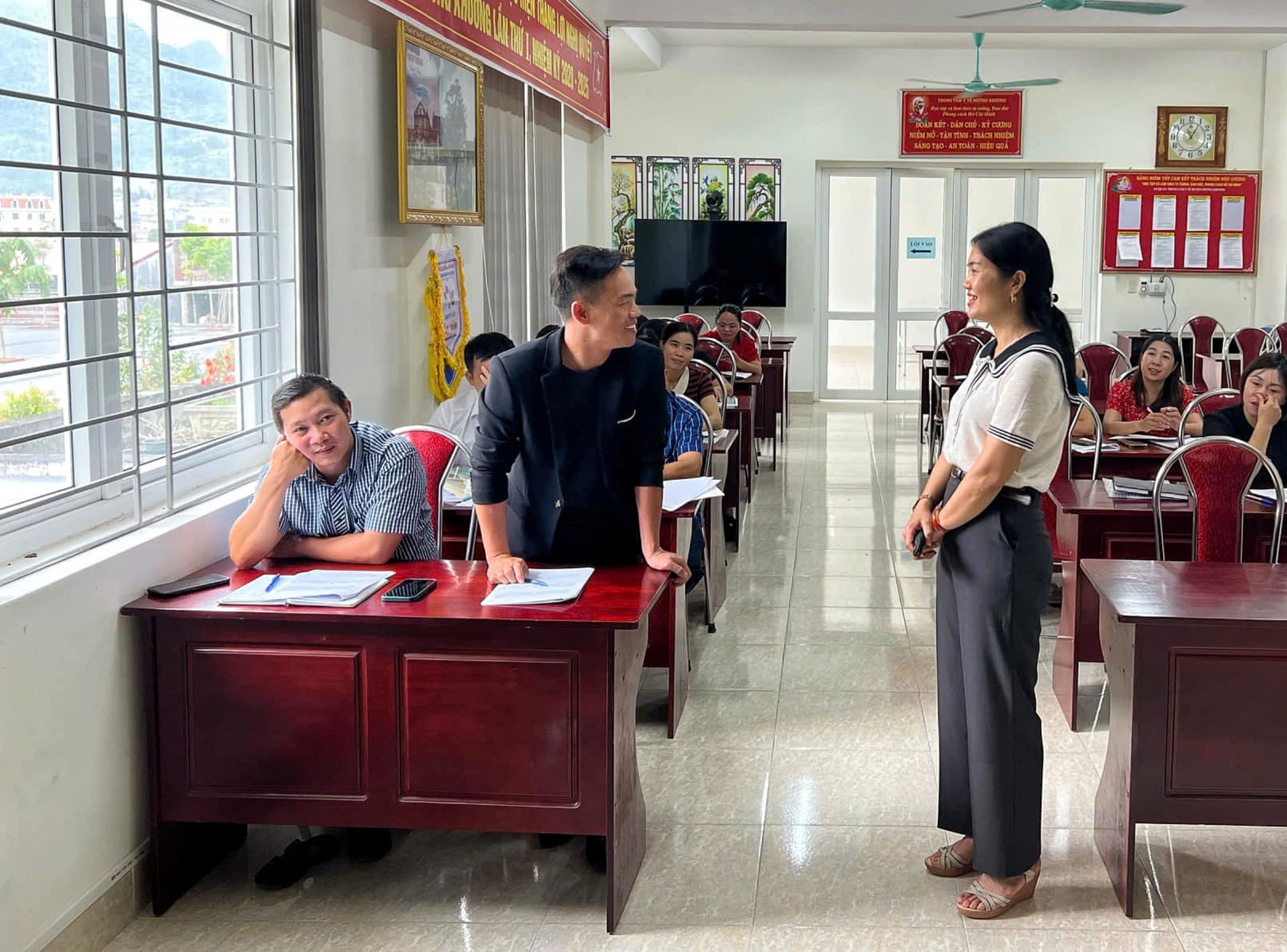 Trao đổi về thực tế hoạt động sàng lọc trước sinh, hoạt động sơ sinh tại lớp tập huấn. z5853684113379_93025852f1303da4e5319734981ff282.jpg