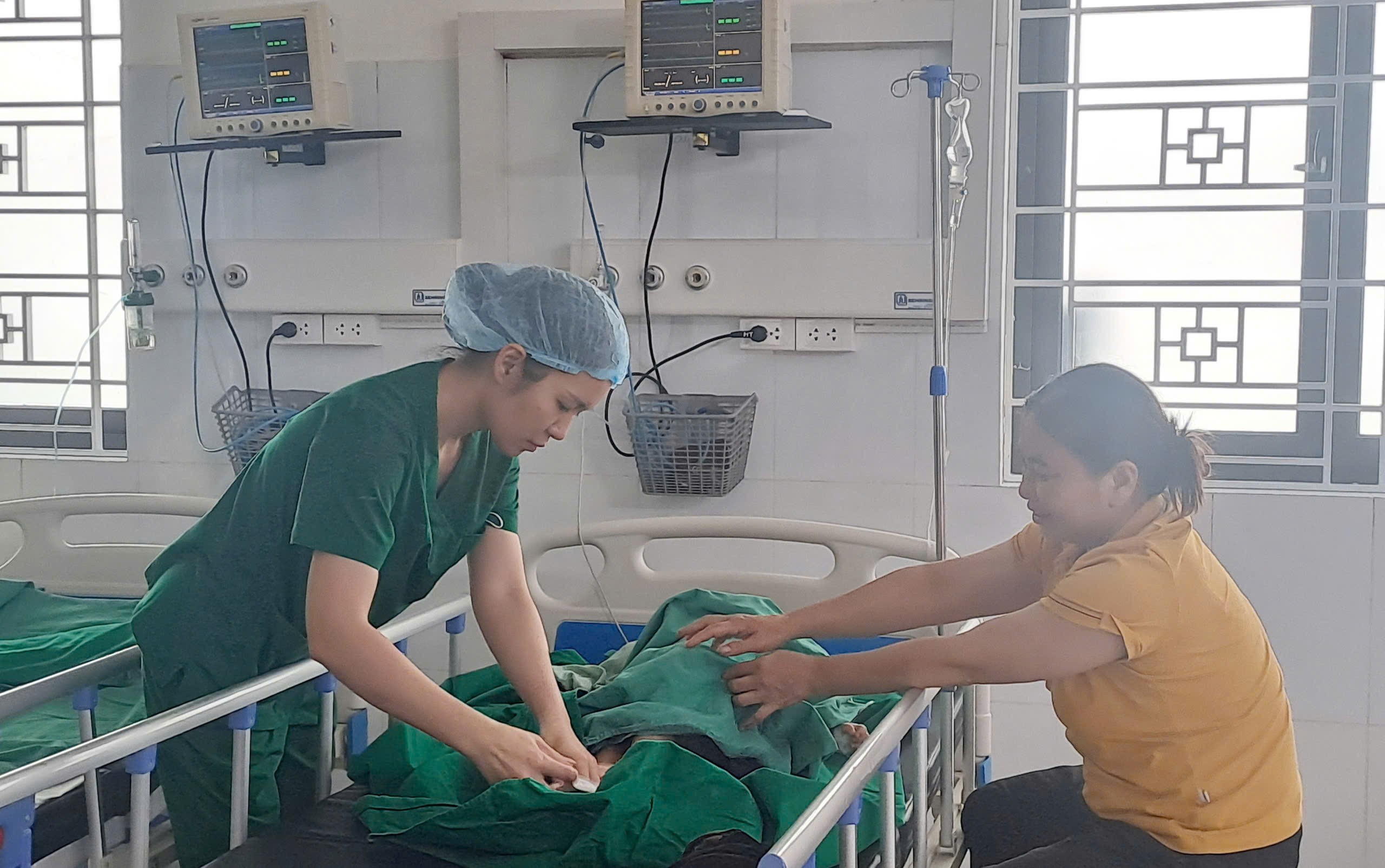 Bệnh nhi được các điều dưỡng Bệnh viện Đa khoa tỉnh chăm sóc sau ca phẫu thuật. z6739038679893-0b4d7c5da7b97f0ea3a445b8395202ea.jpg
