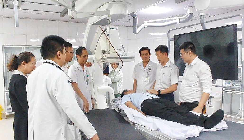 Khảo sát hệ thống máy chụp và can thiệp mạch DSA hiện đại tại Bệnh viện Đa khoa tỉnh. z7136328713222-2daffe4c24d7a668a016bb2a2de9d6c8.jpg