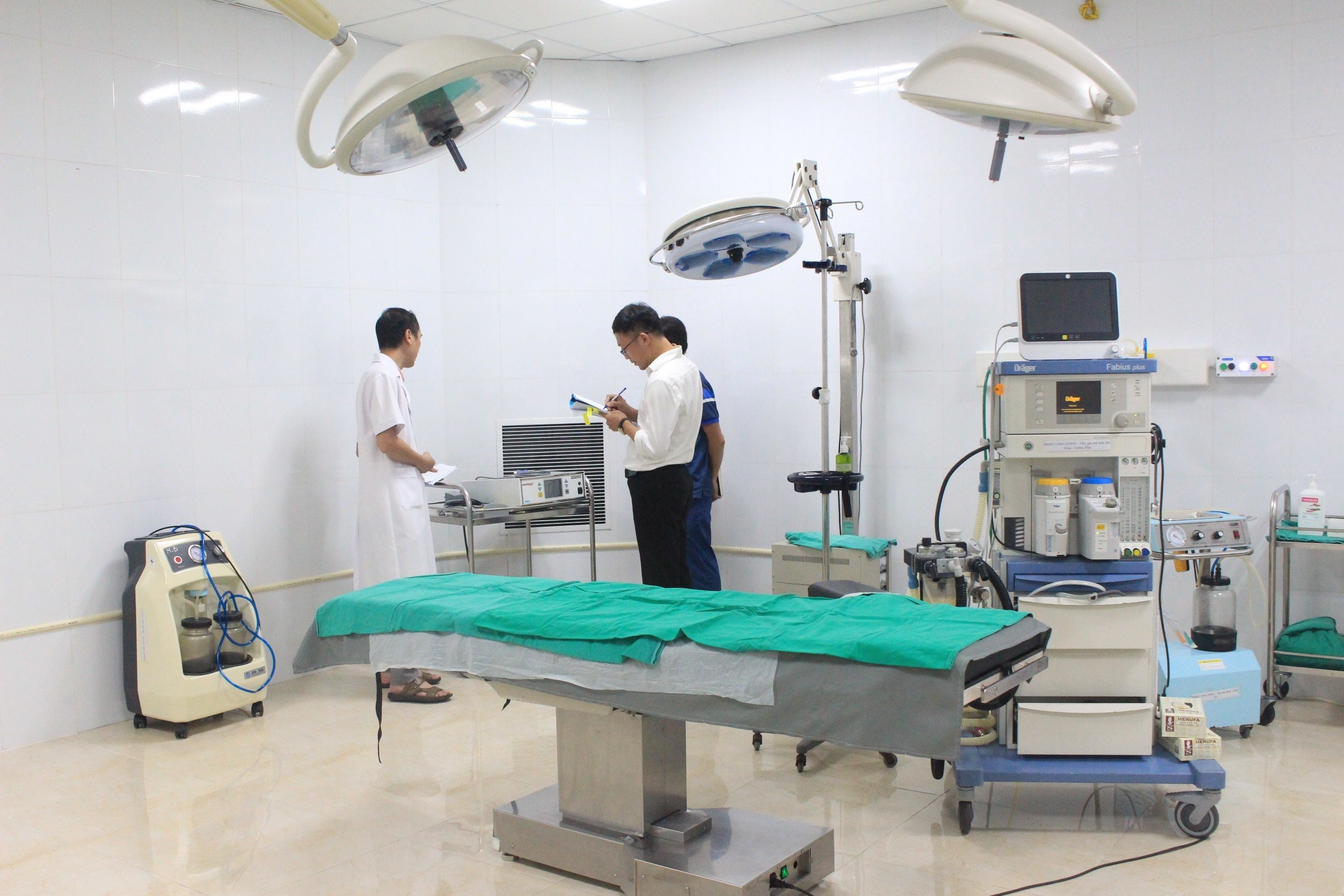 Phòng phẫu thuật đảm bảo tiêu chuẩn, trang bị máy đốt khối u bằng sóng Viba. z7136274543353-0b7cde53a66d2a36ea33730eee200766.jpg