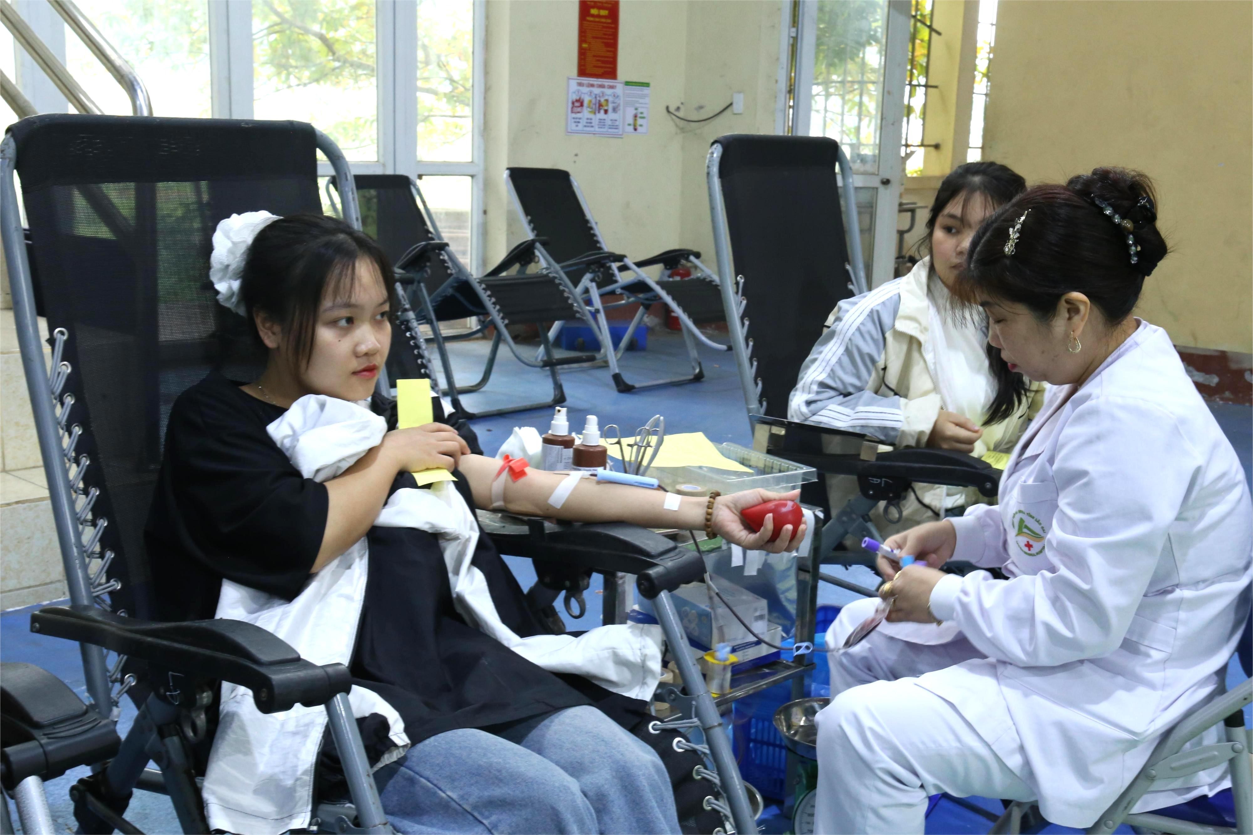 Hiến máu tình nguyện là nghĩa cử cao đẹp. img-9826.jpg