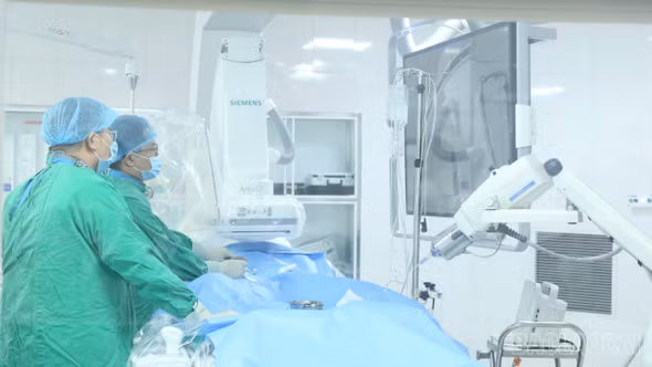 Bác sĩ thực hiện chụp nút mạch ung thư gan.