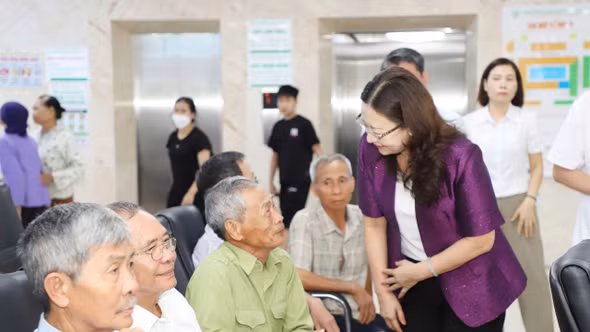 Đồng chí Giàng Thị Dung - Phó Bí thư Tỉnh ủy, Trưởng đoàn Đại biểu Quốc hội tỉnh kiểm tra công tác khám sức khỏe định kỳ tại Phường Cam Đường