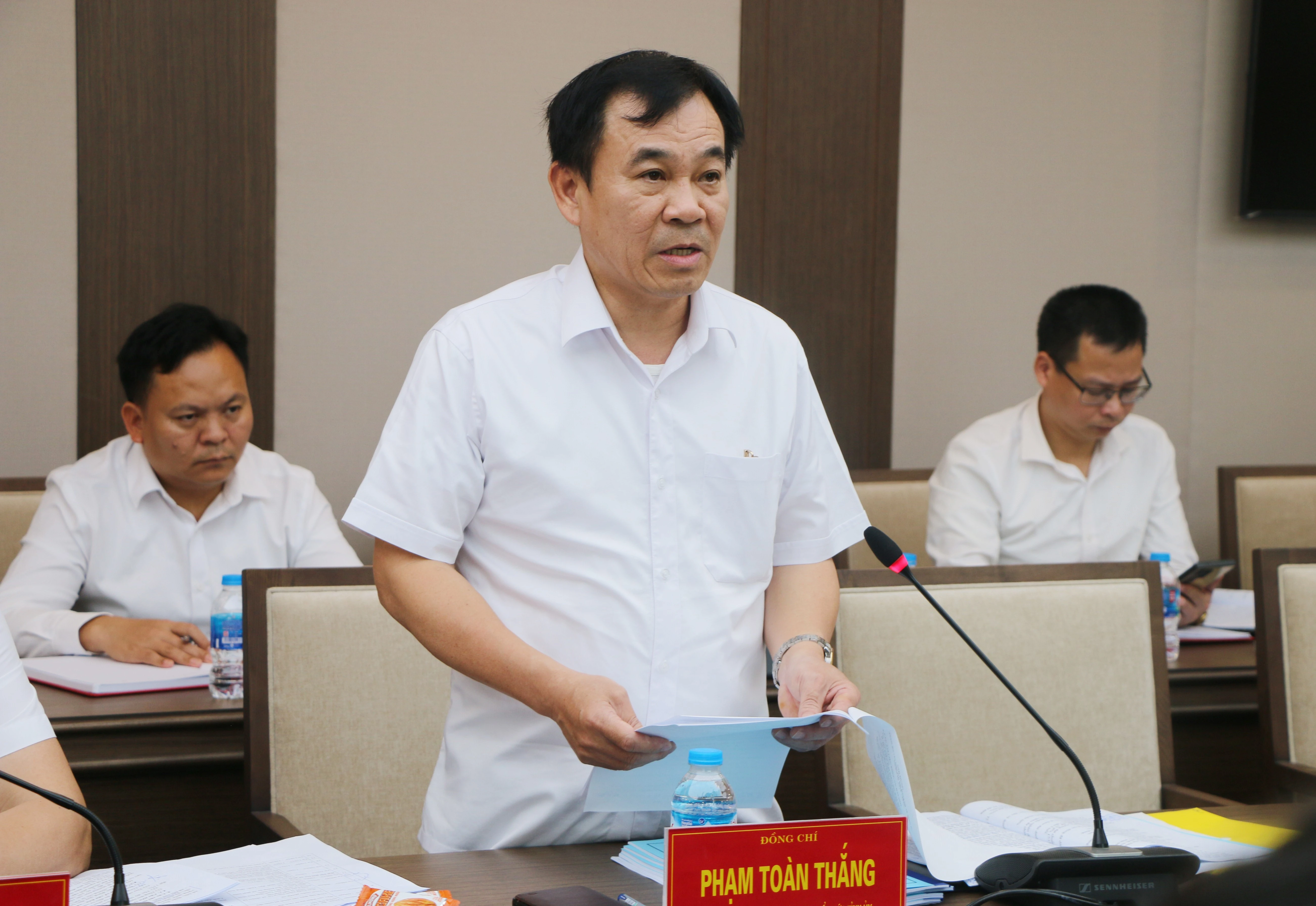 Đồng chí Phạm Toàn Thắng, Ủy viên Ban Thường vụ Tỉnh ủy, Trưởng Ban Tổ chức Tỉnh ủy phát biểu tại hội nghị.