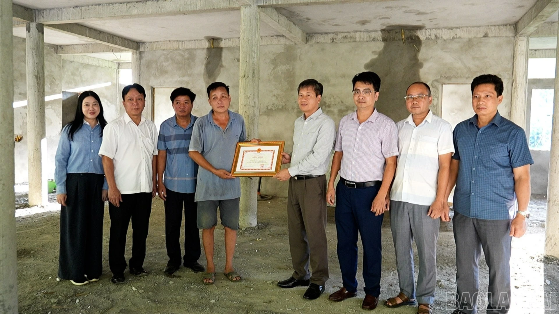 Đồng chí Phó Chủ tịch UBND tỉnh Ngô Hạnh Phúc trao Bằng khen của Chủ tịch UBND tỉnh cho hộ gia đình ông Bàn Văn Săn, xã Yên Thành.