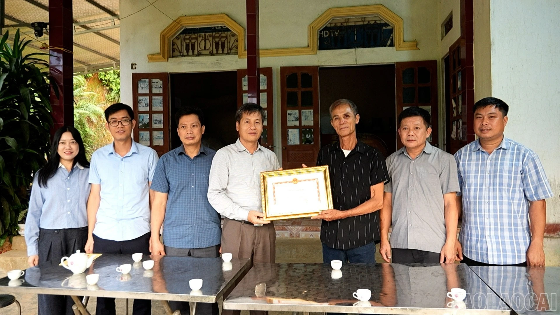 Đồng chí Phó Chủ tịch UBND tỉnh Ngô Hạnh Phúc trao Bằng khen của Chủ tịch UBND tỉnh cho hộ gia đình ông Trần Ngọc Lương, xã Thác Bà.
