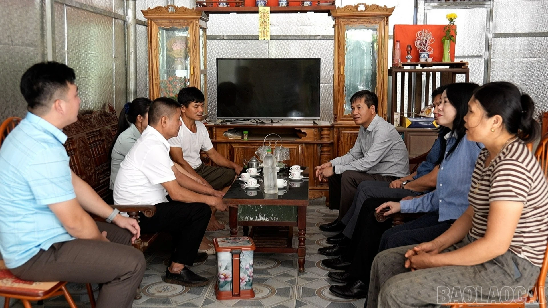 Đồng chí Phó Chủ tịch UBND tỉnh thăm gia đình anh Đàm Văn Quế, xã Cảm Nhân.