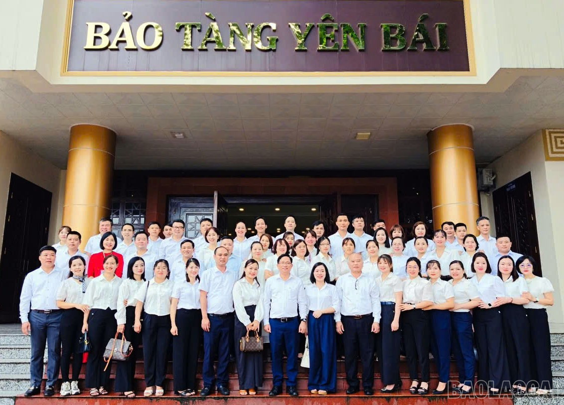 Các học viên Trung tâm Chính trị xã Trấn Yên thăm quan Bảo tàng tỉnh. baolaocai-br_12.jpg